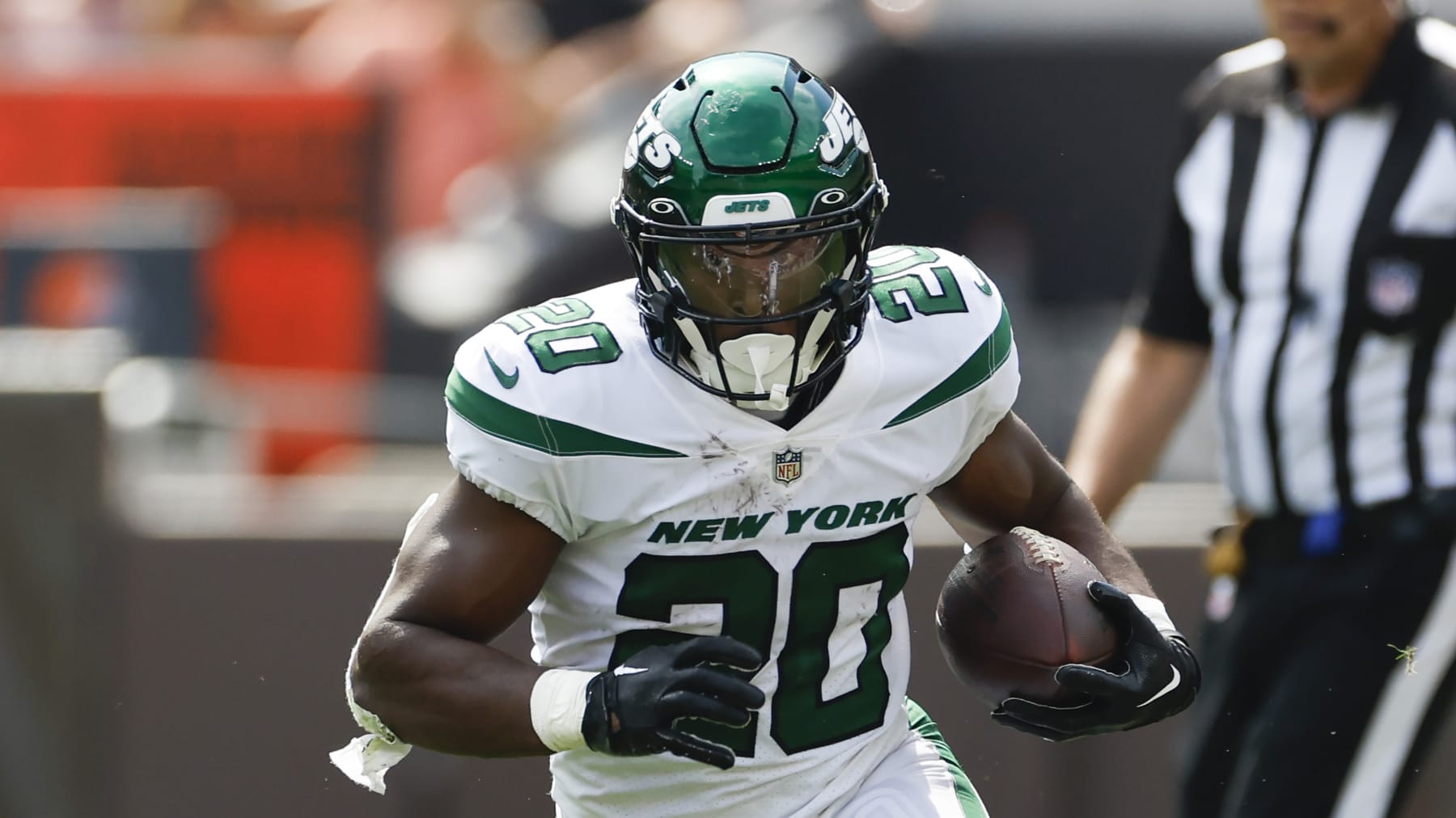 New York Jets running back Breece Hall (20) runs against the Cleveland Browns during the first half of an NFL football game, Sunday, Sept. 18, 2022, in Cleveland. (AP Photo/Ron Schwane)