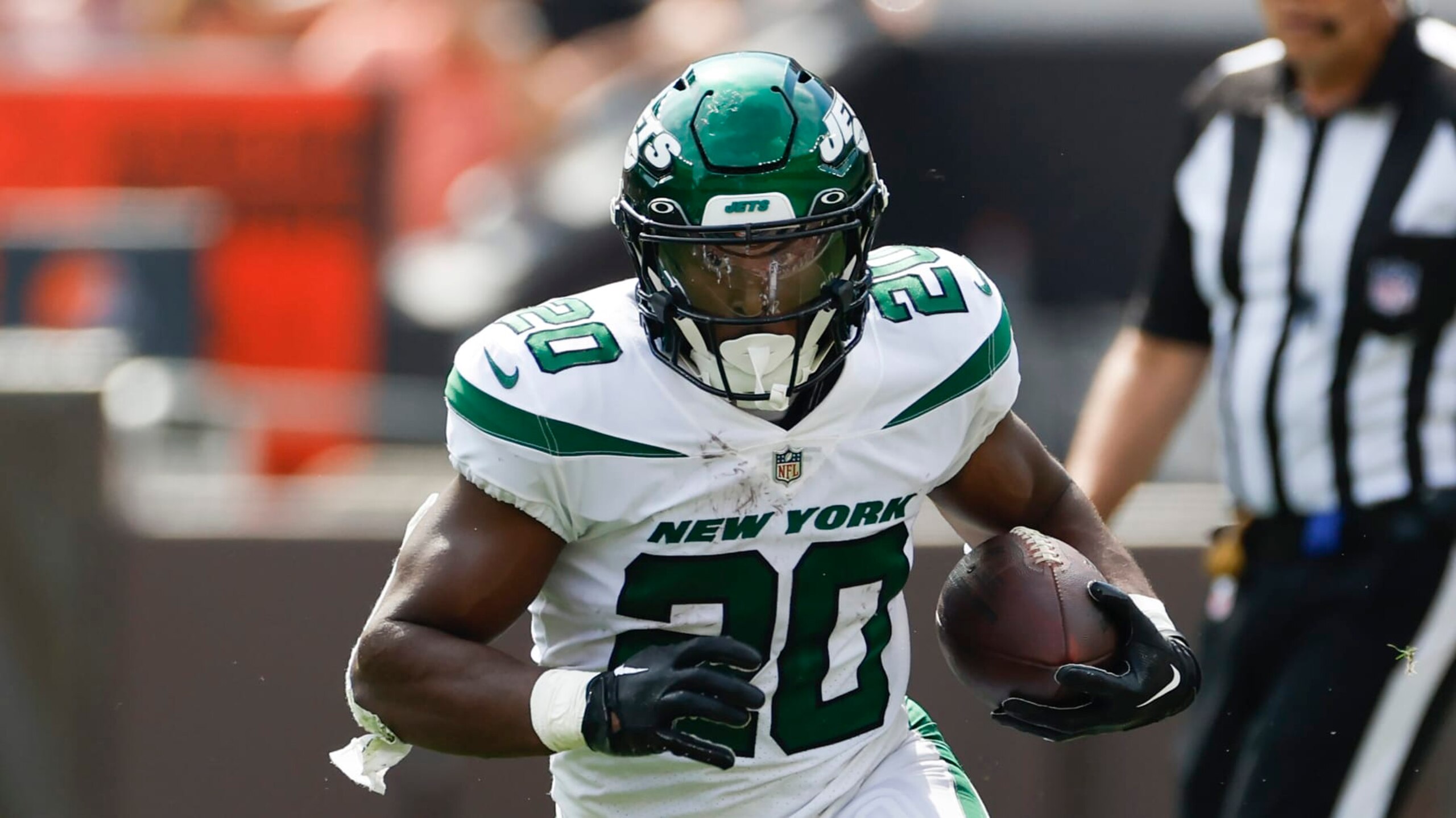 New York Jets running back Breece Hall (20) runs against the Cleveland Browns during the first half of an NFL football game, Sunday, Sept. 18, 2022, in Cleveland. (AP Photo/Ron Schwane)