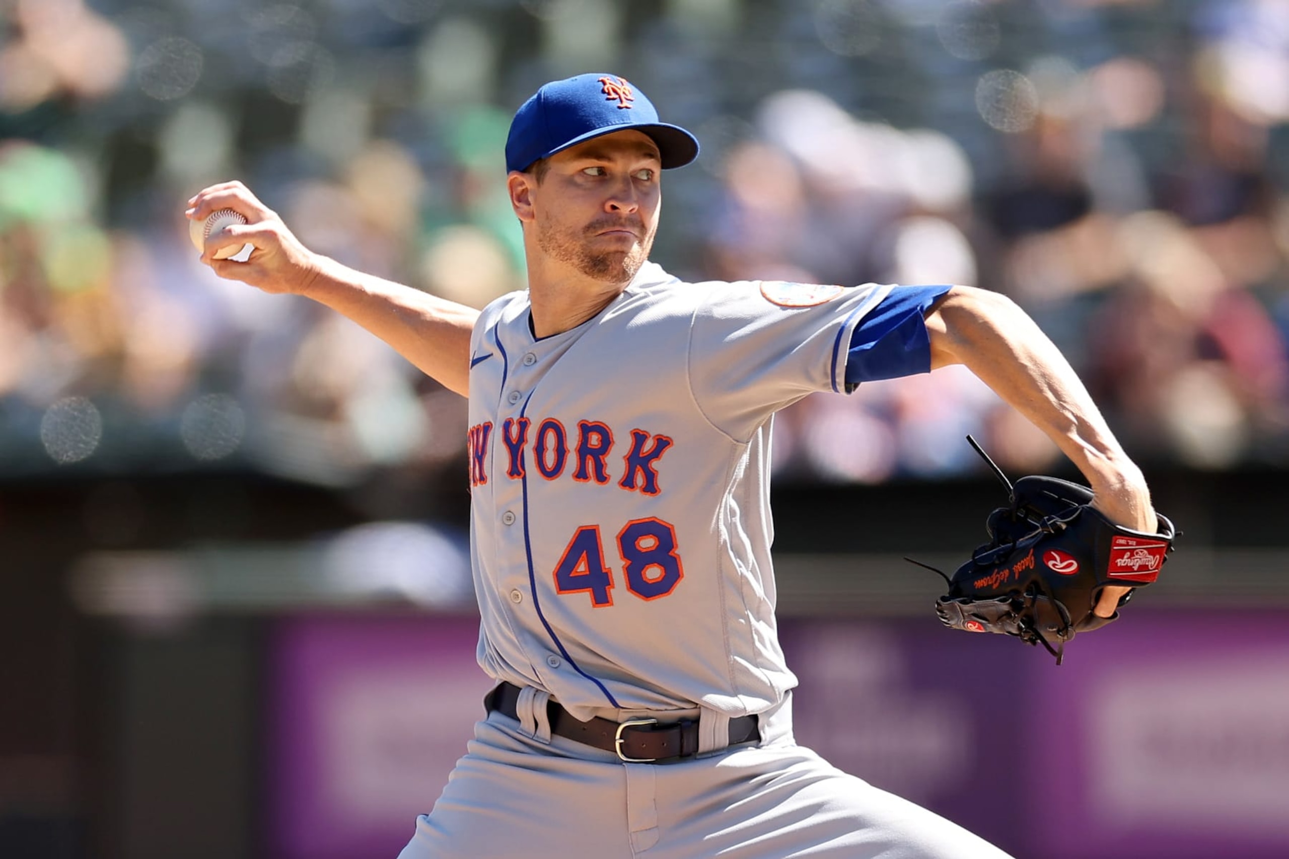 OAKLAND, CALIFORNIA - SEPTEMBER 24: Jacob deGrom #48 of the New York Mets pitches against the Oakland Athletics in the first inning at RingCentral Coliseum on September 24, 2022 in Oakland, California. (Photo by Ezra Shaw/Getty Images)