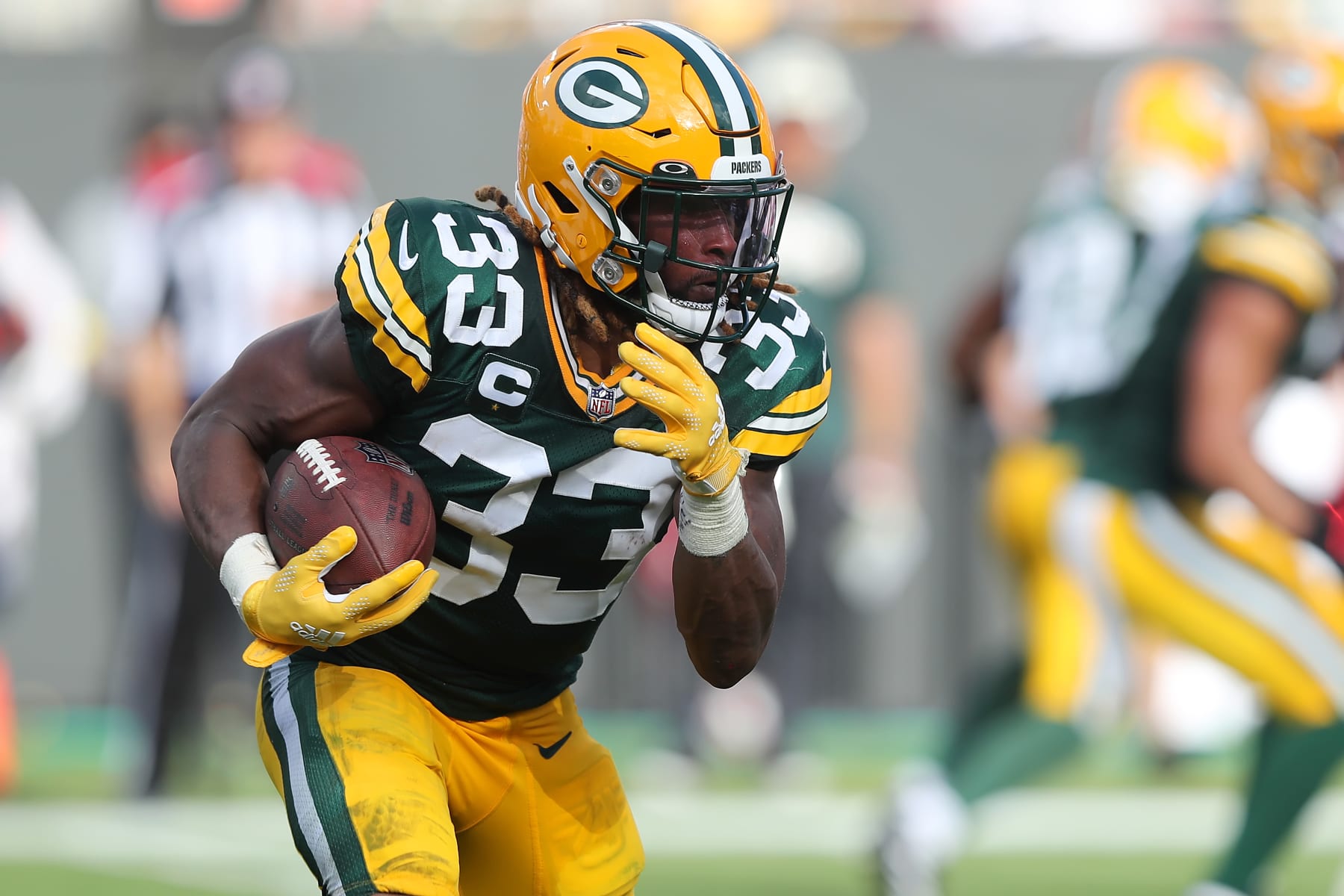 TAMPA, FL - SEPTEMBER 25: Green Bay Packers Running Back Aaron Jones (33) carries the ball during the regular season game between the Green Bay Packers and the Tampa Bay Buccaneers on September 25, 2022 at Raymond James Stadium in Tampa, Florida. (Photo by Cliff Welch/Icon Sportswire via Getty Images)