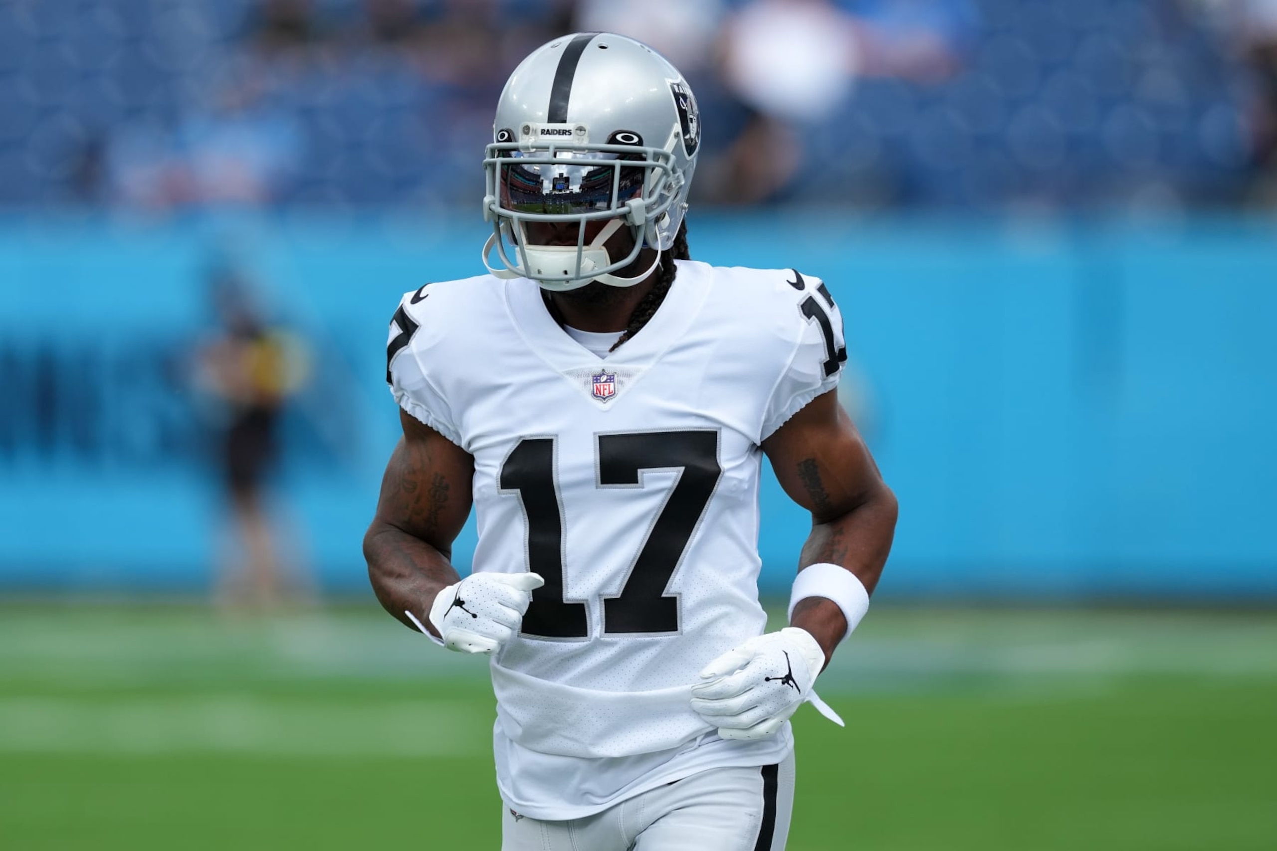 NASHVILLE, TENNESSEE - SEPTEMBER 25: Davante Adams #17 of the Las Vegas Raiders warms up before the game against the Tennessee Titans at Nissan Stadium on September 25, 2022 in Nashville, Tennessee. (Photo by Dylan Buell/Getty Images)