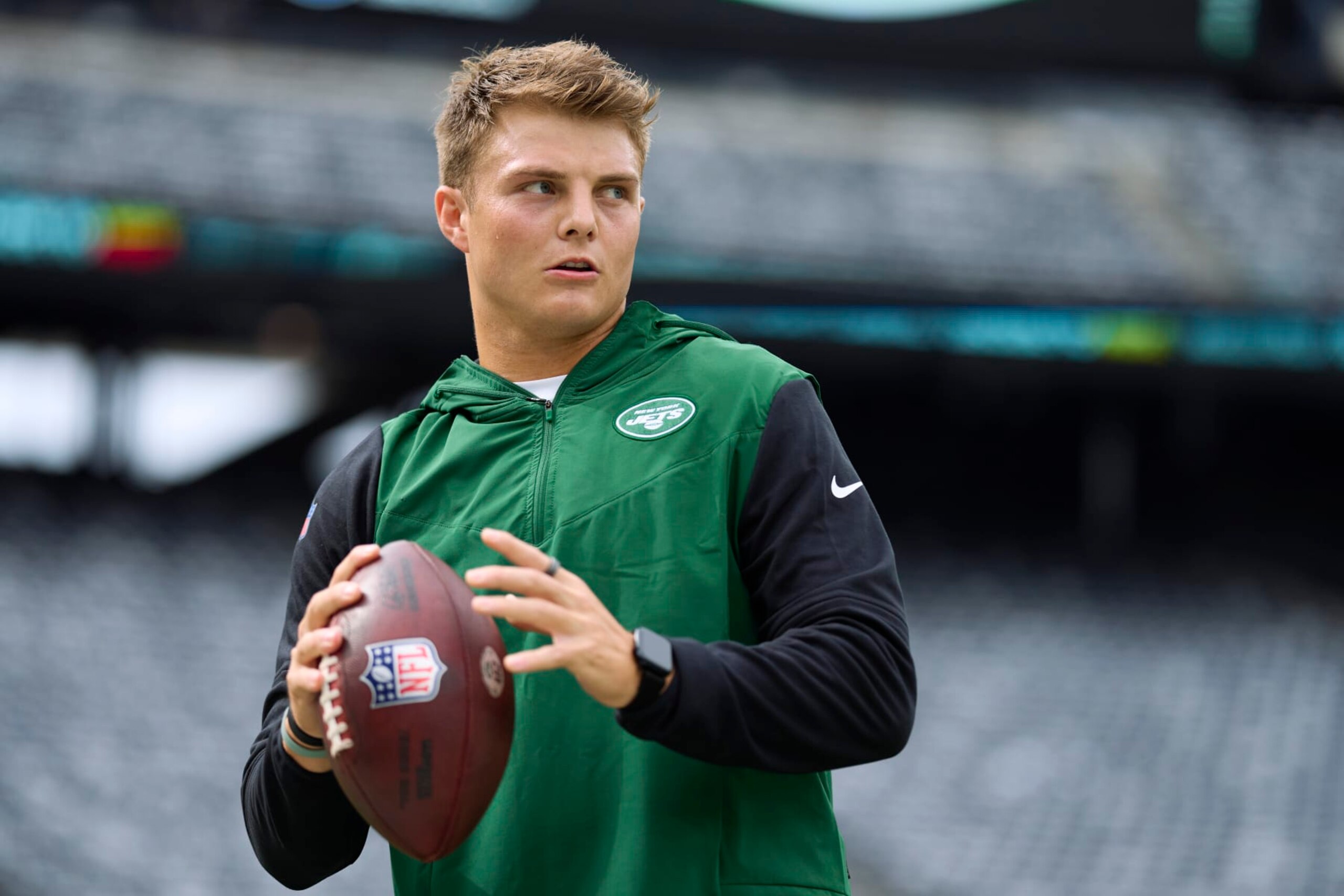 EAST RUTHERFORD, NJ - SEPTEMBER 25: Zach Wilson #2 of the New York Jets warms up before kickoff against the Cincinnati Bengals at MetLife Stadium on September 25, 2022 in East Rutherford, New Jersey. (Photo by Cooper Neill/Getty Images) EAST RUTHERFORD, NJ - SEPTEMBER 25: Zach Wilson #2 of the New York Jets warms up before kickoff against the Cincinnati Bengals at MetLife Stadium on September 25, 2022 in East Rutherford, New Jersey. (Photo by Cooper Neill/Getty Images)
