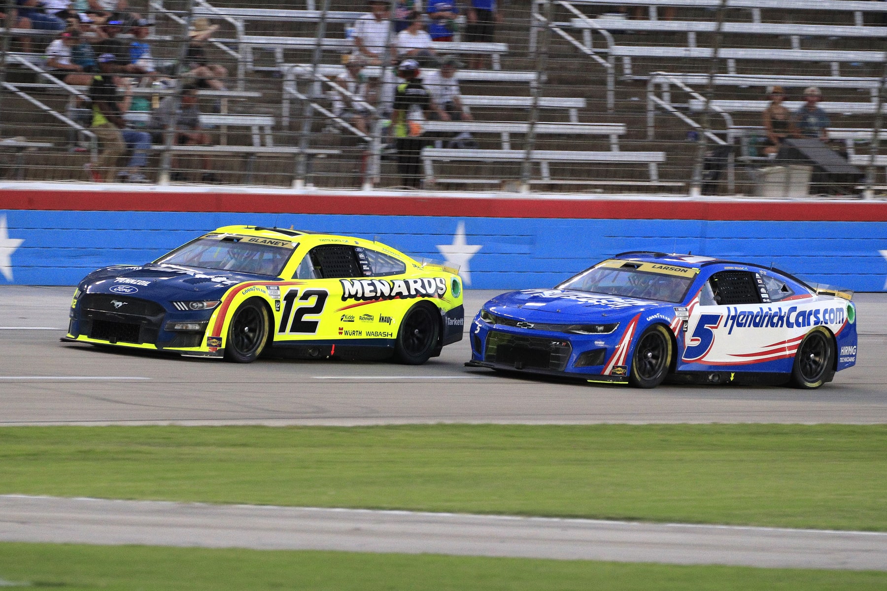 FORT WORTH, TX - SEPTEMBER 25: Kyle Larson (#5 Hendrick Motorsports HendrickCars.com Chevrolet) pressures Ryan Blaney (#12 Team Penske Menards/Tarkett Ford) during the NASCAR Cup Series Playoff Autotrader EchoPark Automotive 500 race on September 25, 2022 at the Texas Motor Speedway in Fort Worth, Texas.  (Photo by David J. Griffin/Icon Sportswire via Getty Images)