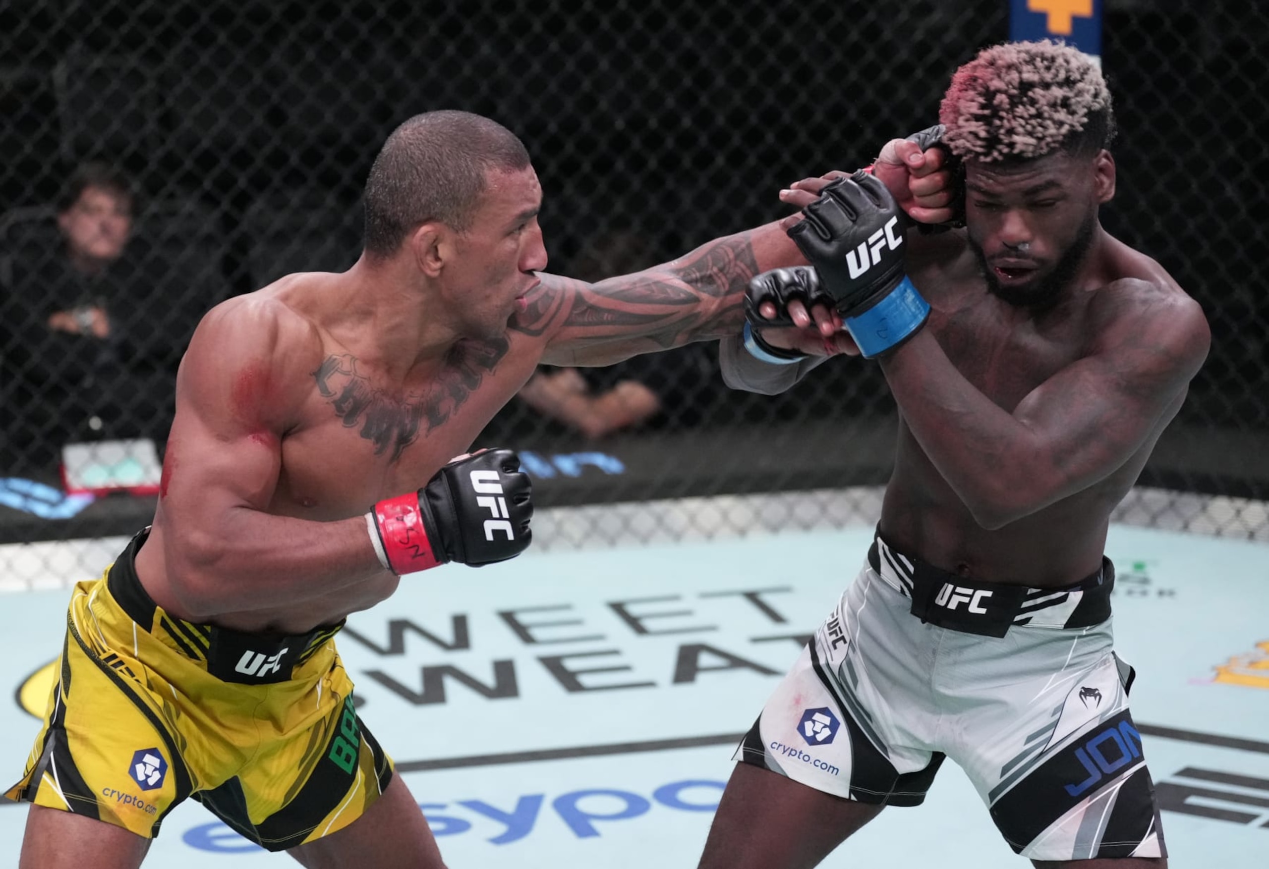 LAS VEGAS, NEVADA - OCTOBER 01: (L-R) Raoni Barcelos of Brazil punches Trevin Jones in a bantamweight fight during the UFC Fight Night event at UFC APEX on October 01, 2022 in Las Vegas, Nevada. (Photo by Jeff Bottari/Zuffa LLC)