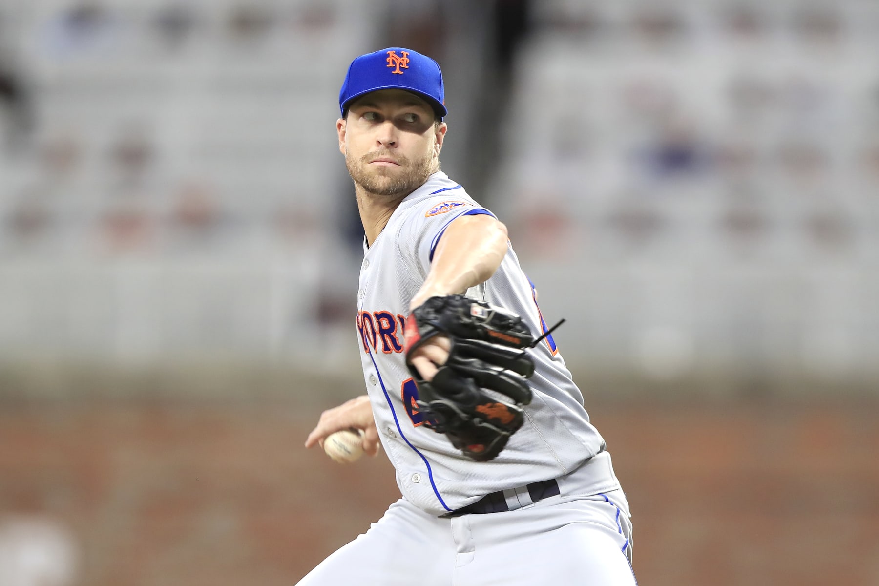ATLANTA, GA - SEPTEMBER 30: New York Mets starting pitcher Jacob deGrom (48) delivers a pitch during the Friday evening MLB game between the New York Mets and the Atlanta Braves on September 30, 2022 at Truist Park in Atlanta, Georgia.  (Photo by David J. Griffin/Icon Sportswire via Getty Images)