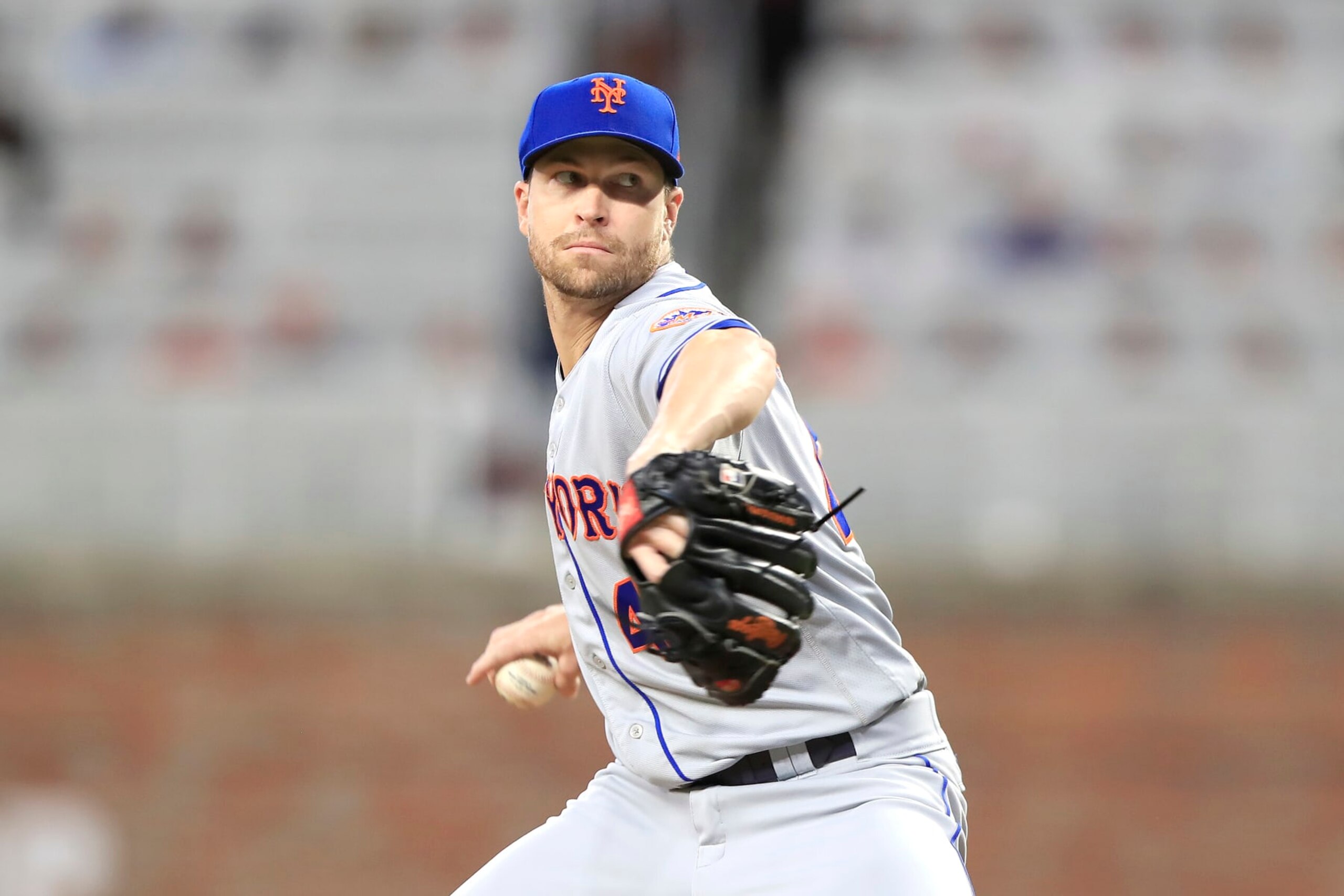 ATLANTA, GA - SEPTEMBER 30: New York Mets starting pitcher Jacob deGrom (48) delivers a pitch during the Friday evening MLB game between the New York Mets and the Atlanta Braves on September 30, 2022 at Truist Park in Atlanta, Georgia.  (Photo by David J. Griffin/Icon Sportswire via Getty Images)