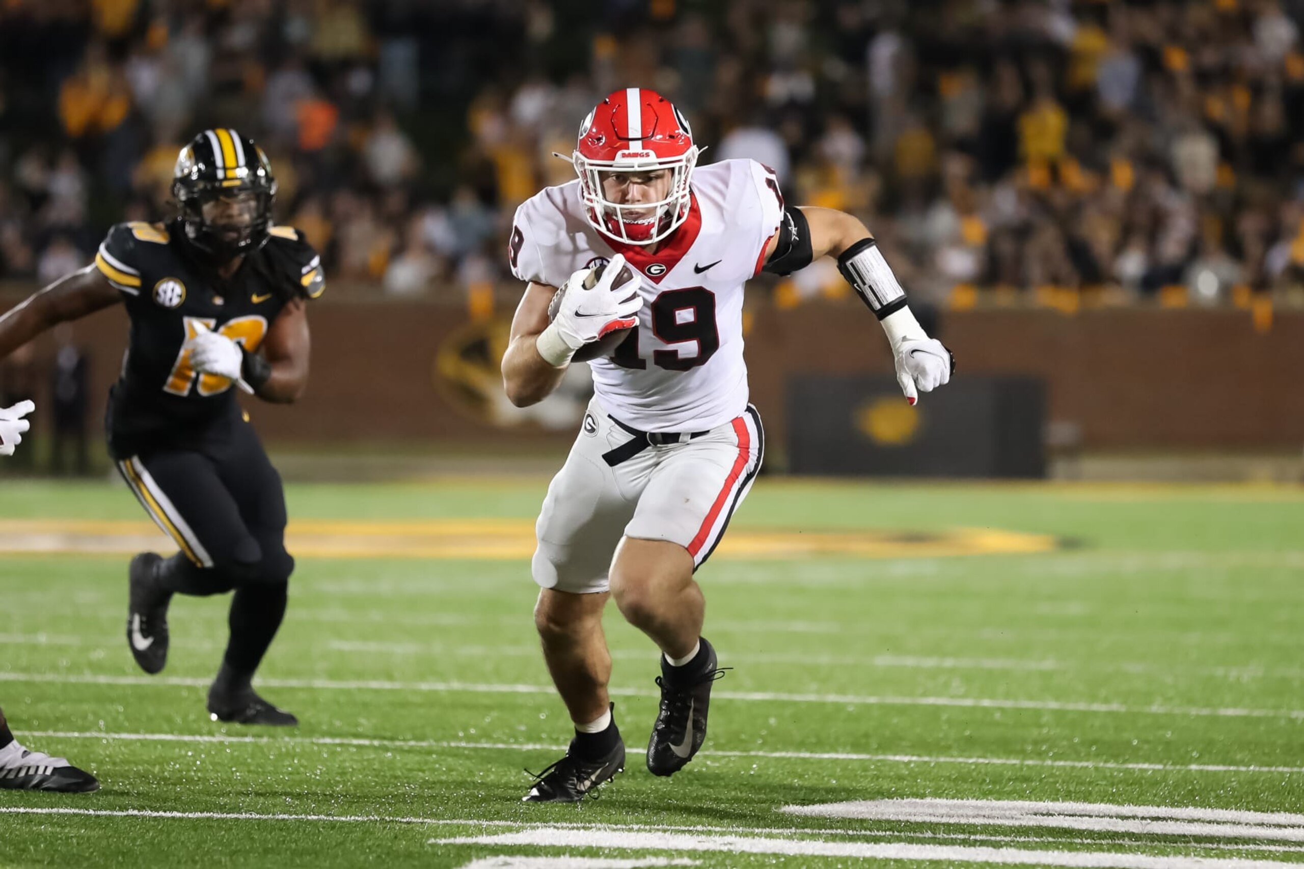COLUMBIA, MO - OCTOBER 01: Georgia Bulldogs tight end Brock Bowers (19) during an 11-yard reception in the fourth quarter of an SEC game between the Georgia Bulldogs and Missouri Tigers on October 1, 2022 at Memorial Stadium at Faurot Field in Columbia, MO.  Photo by Scott Winters/Icon Sportswire via Getty Images)