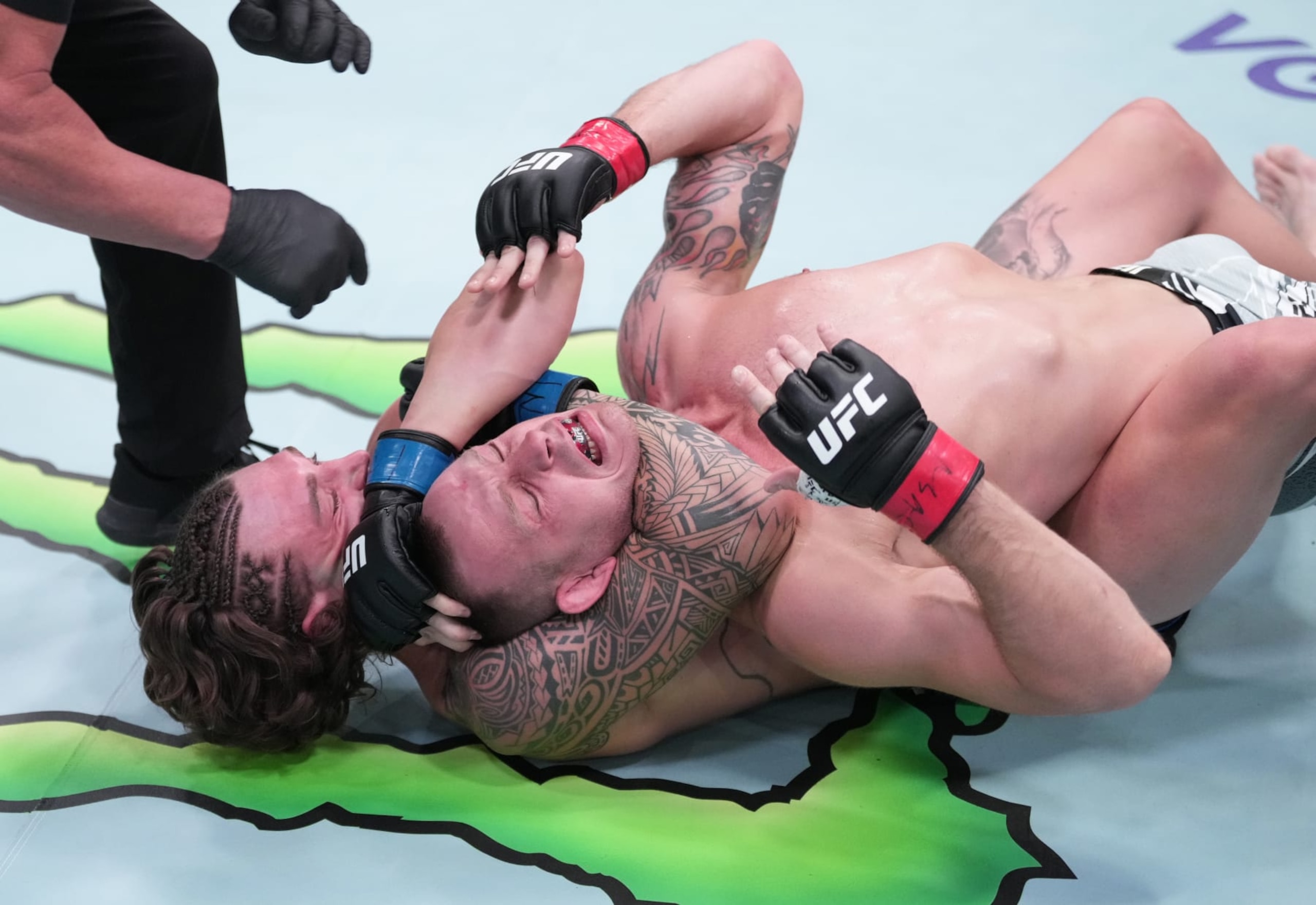 LAS VEGAS, NEVADA - OCTOBER 01: (L-R) Brendan Allen secures a rear choke submission against Krzysztof Jotko of Poland in a middleweight fight during the UFC Fight Night event at UFC APEX on October 01, 2022 in Las Vegas, Nevada. (Photo by Jeff Bottari/Zuffa LLC) LAS VEGAS, NEVADA - OCTOBER 01: (L-R) Brendan Allen secures a rear choke submission against Krzysztof Jotko of Poland in a middleweight fight during the UFC Fight Night event at UFC APEX on October 01, 2022 in Las Vegas, Nevada. (Photo by Jeff Bottari/Zuffa LLC)