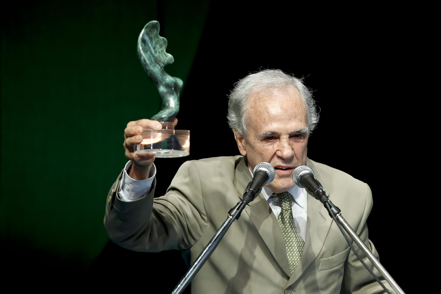 RIO DE JANEIRO, BRAZIL - DECEMBER 20: Former pugilist Eder Jofre accepts a homage during the ceremony of Brazil's Olympics award Premio Brasil Olimpico at the MAM Theater on December 20, 2010 in Rio de Janeiro, Brazil. (Photo by Buda Mendes/LatinContent via Getty Images)
