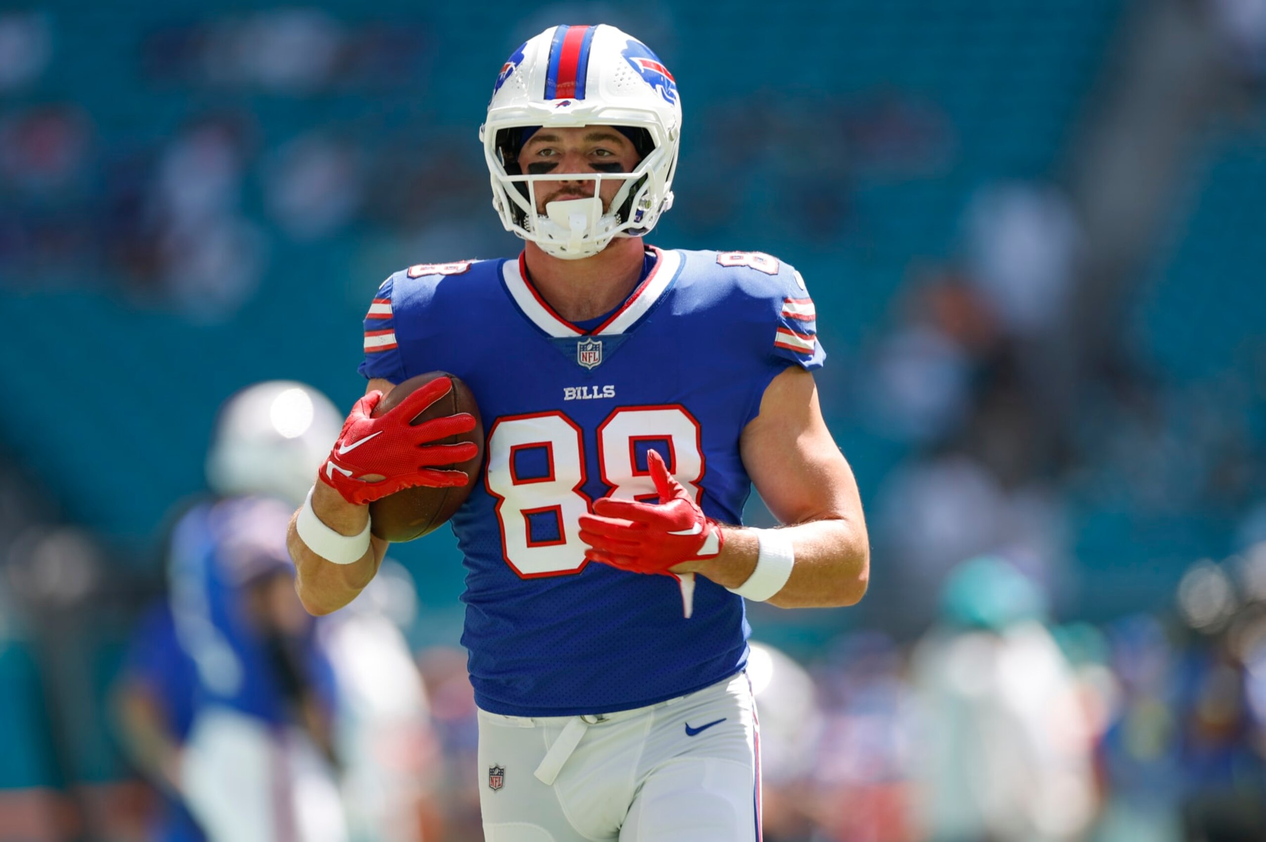 MIAMI GARDENS, FL - SEPTEMBER 25: Buffalo Bills tight end Dawson Knox (88) during the game between the Buffalo Bills and the Miami Dolphins on September 25, 2022 at Hard Rock Stadium in Miami Gardens, Fl. (Photo by David Rosenblum/Icon Sportswire via Getty Images)