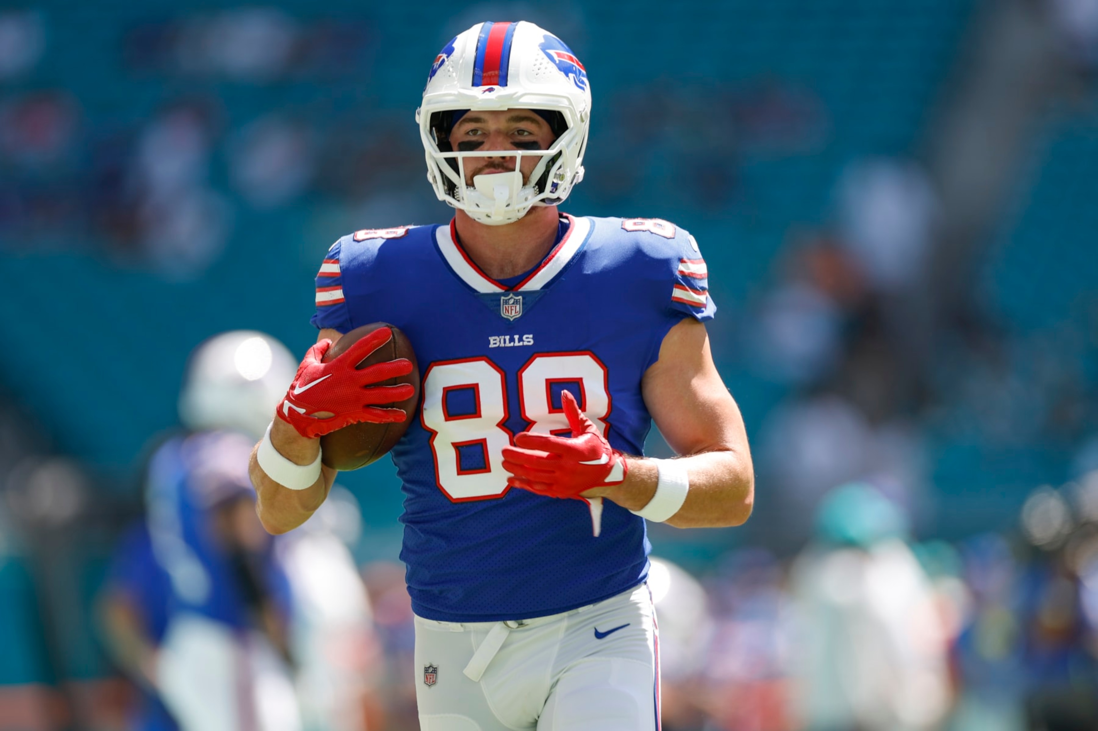 MIAMI GARDENS, FL - SEPTEMBER 25: Buffalo Bills tight end Dawson Knox (88) during the game between the Buffalo Bills and the Miami Dolphins on September 25, 2022 at Hard Rock Stadium in Miami Gardens, Fl. (Photo by David Rosenblum/Icon Sportswire via Getty Images)