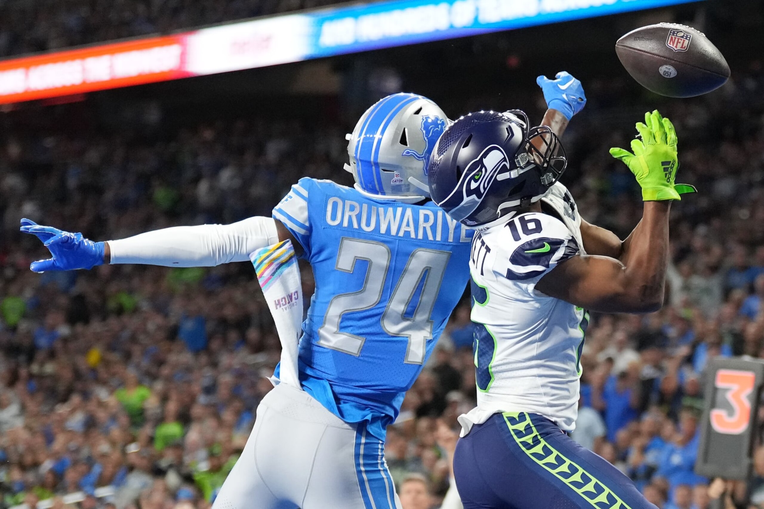 DETROIT, MICHIGAN - OCTOBER 02: Amani Oruwariye #24 of the Detroit Lions intercepts a pass for Tyler Lockett #16 of the Seattle Seahawks during the fourth quarter at Ford Field on October 02, 2022 in Detroit, Michigan. (Photo by Nic Antaya/Getty Images)
