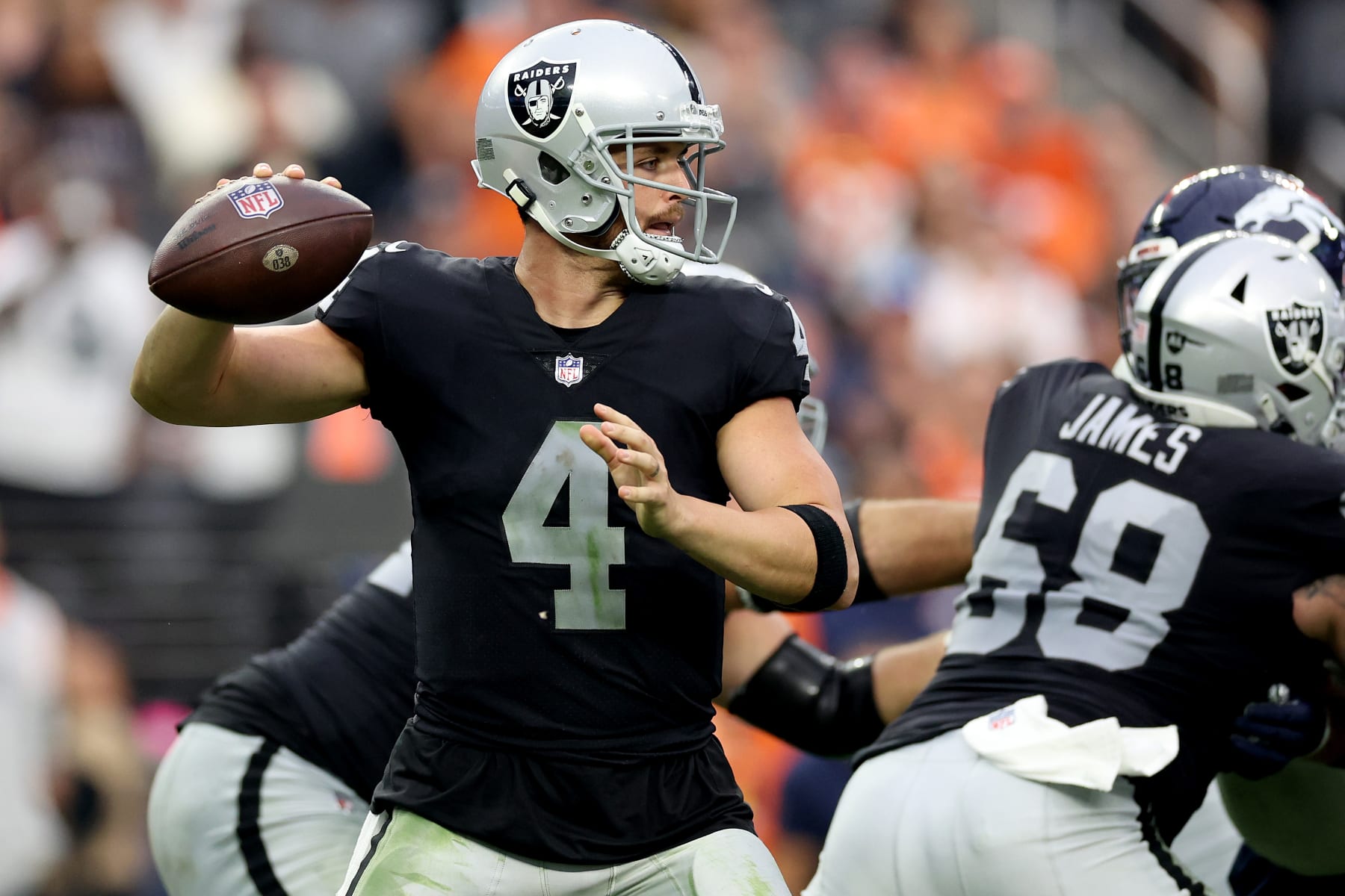 LAS VEGAS, NEVADA - OCTOBER 02: Derek Carr #4 of the Las Vegas Raiders throws a pass in the fourth quarter against the Denver Broncos at Allegiant Stadium on October 02, 2022 in Las Vegas, Nevada. (Photo by Christian Petersen/Getty Images)