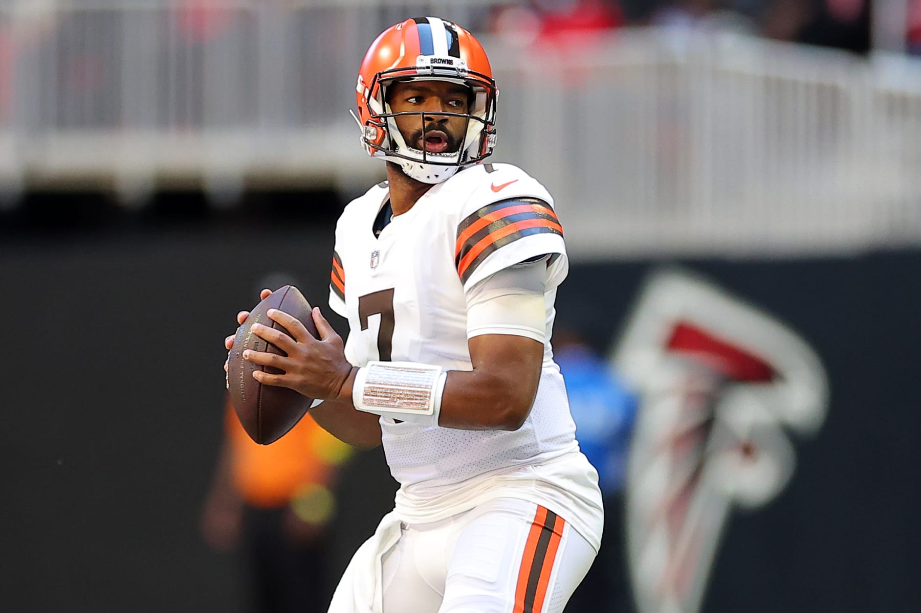 ATLANTA, GEORGIA - OCTOBER 02: Jacoby Brissett #7 of the Cleveland Browns looks for a pass against the Atlanta Falcons during the first quarter at Mercedes-Benz Stadium on October 02, 2022 in Atlanta, Georgia. (Photo by Kevin C. Cox/Getty Images)