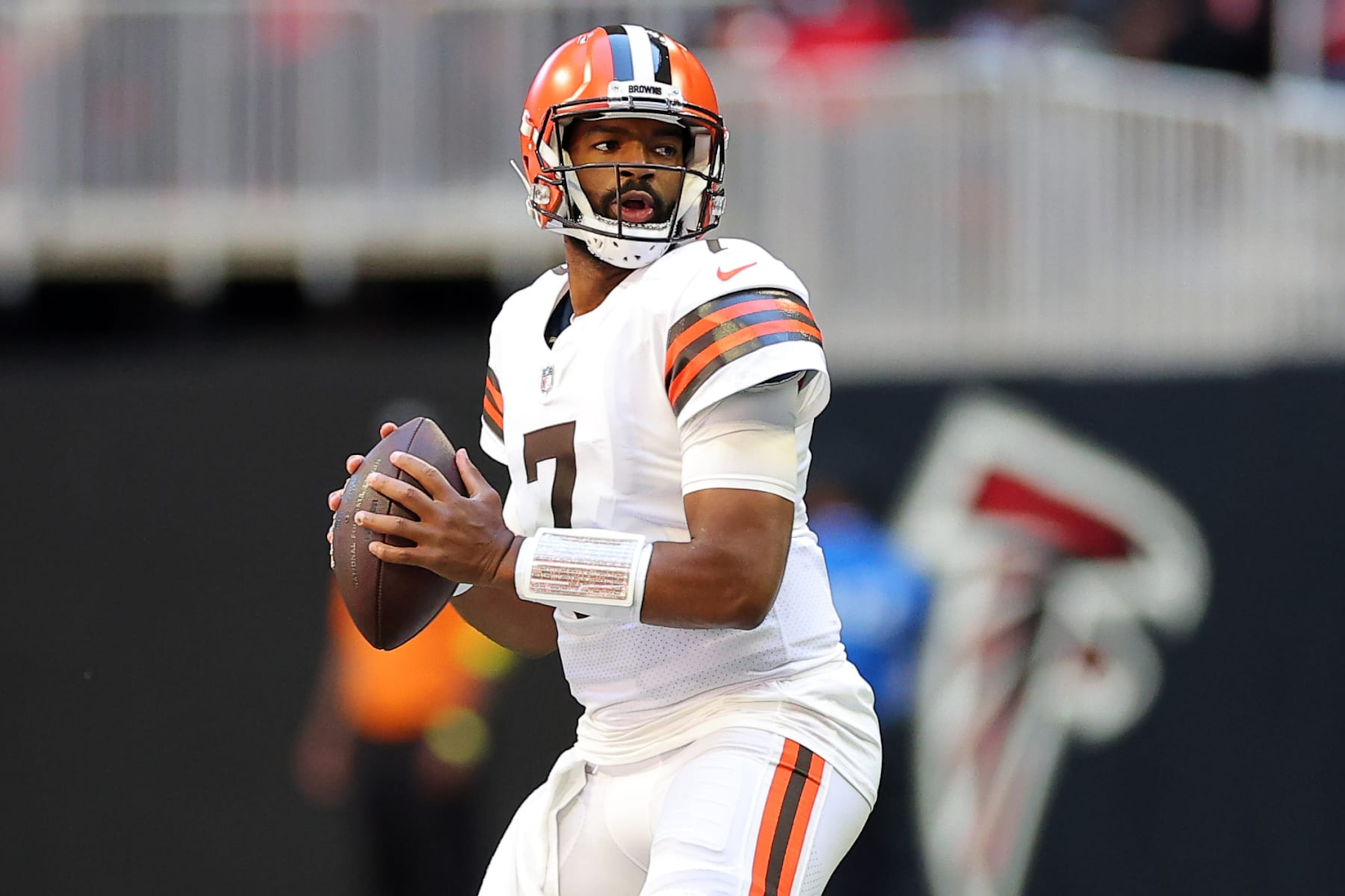 ATLANTA, GEORGIA - OCTOBER 02: Jacoby Brissett #7 of the Cleveland Browns looks for a pass against the Atlanta Falcons during the first quarter at Mercedes-Benz Stadium on October 02, 2022 in Atlanta, Georgia. (Photo by Kevin C. Cox/Getty Images) ATLANTA, GEORGIA - OCTOBER 02: Jacoby Brissett #7 of the Cleveland Browns looks for a pass against the Atlanta Falcons during the first quarter at Mercedes-Benz Stadium on October 02, 2022 in Atlanta, Georgia. (Photo by Kevin C. Cox/Getty Images)