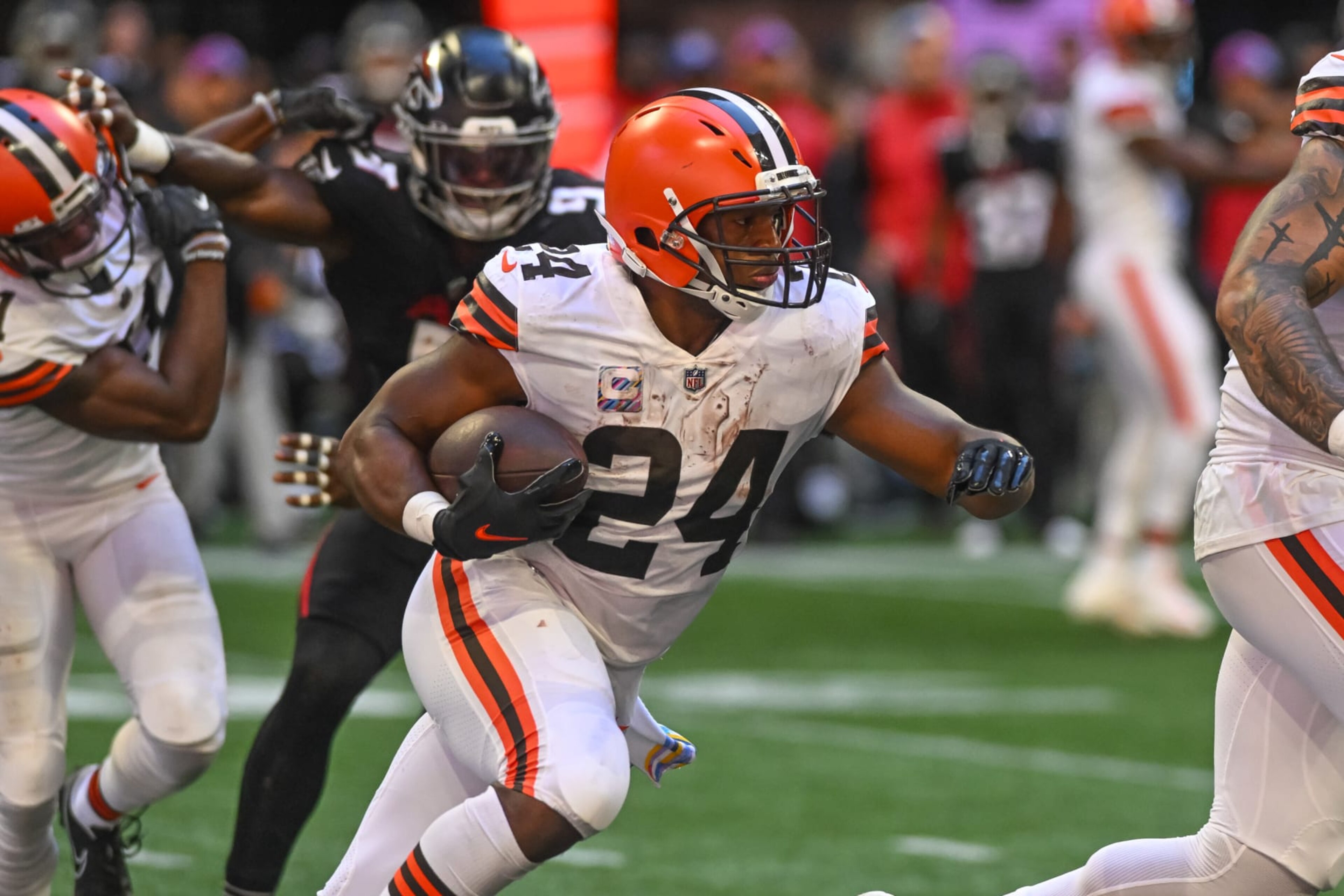 ATLANTA, GA - OCTOBER 02: Cleveland Browns running back Nick Chubb (24) in the fourth quarter of the NFL game between the Cleveland Browns and Atlanta Falcons on October 02, 2022, at Mercedes-Benz Stadium in Atlanta, Ga. (Photo by John Adams/Icon Sportswire via Getty Images) ATLANTA, GA - OCTOBER 02: Cleveland Browns running back Nick Chubb (24) in the fourth quarter of the NFL game between the Cleveland Browns and Atlanta Falcons on October 02, 2022, at Mercedes-Benz Stadium in Atlanta, Ga. (Photo by John Adams/Icon Sportswire via Getty Images)