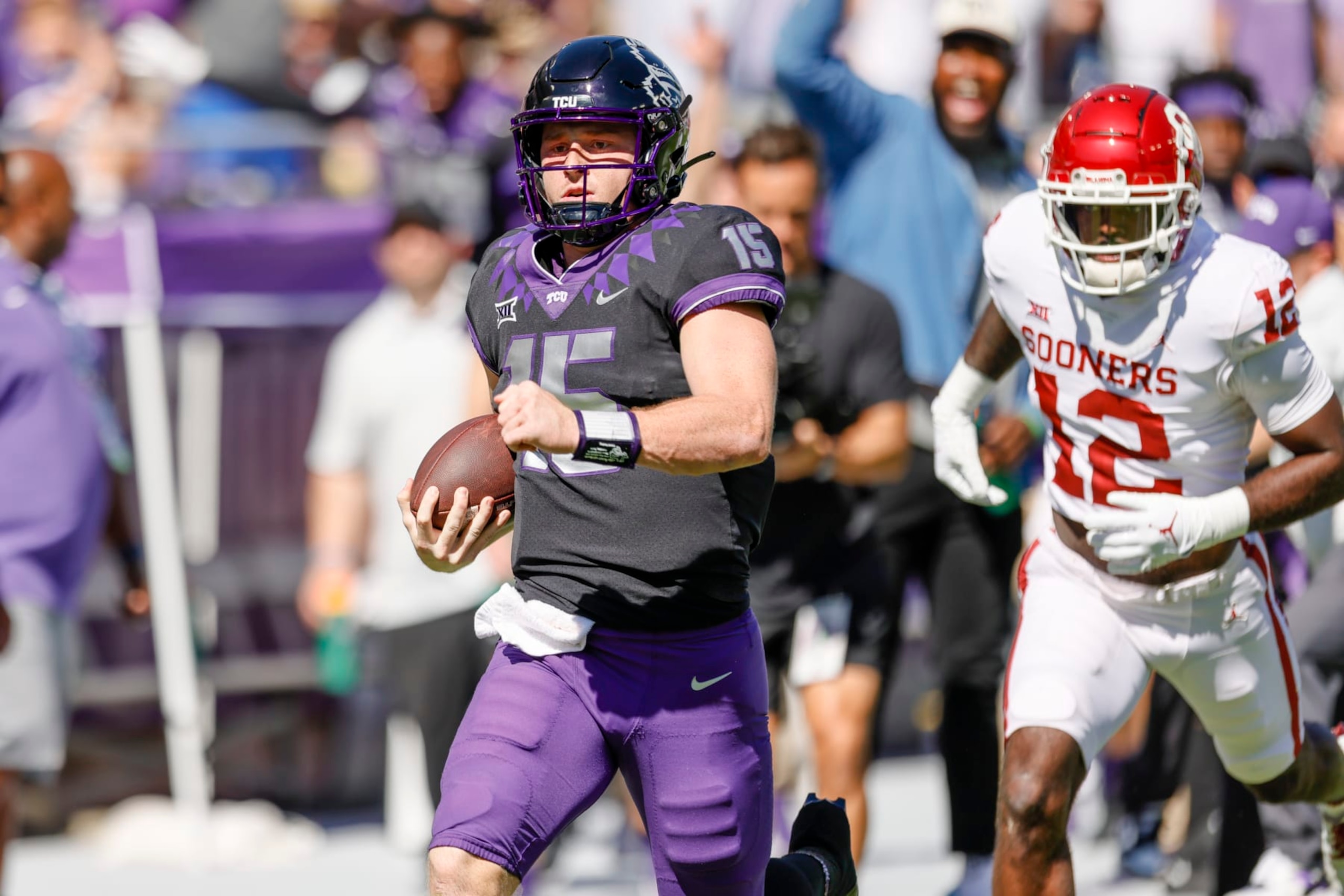 FORT WORTH, TX - OCTOBER 01: TCU Horned Frogs quarterback Max Duggan (15) runs for a touchdown during the game between the TCU Horned Frogs and the Oklahoma Sooners on October 1, 2022 at Amon G. Carter Stadium in Fort Worth, Texas. (Photo by Matthew Pearce/Icon Sportswire via Getty Images) FORT WORTH, TX - OCTOBER 01: TCU Horned Frogs quarterback Max Duggan (15) runs for a touchdown during the game between the TCU Horned Frogs and the Oklahoma Sooners on October 1, 2022 at Amon G. Carter Stadium in Fort Worth, Texas. (Photo by Matthew Pearce/Icon Sportswire via Getty Images)