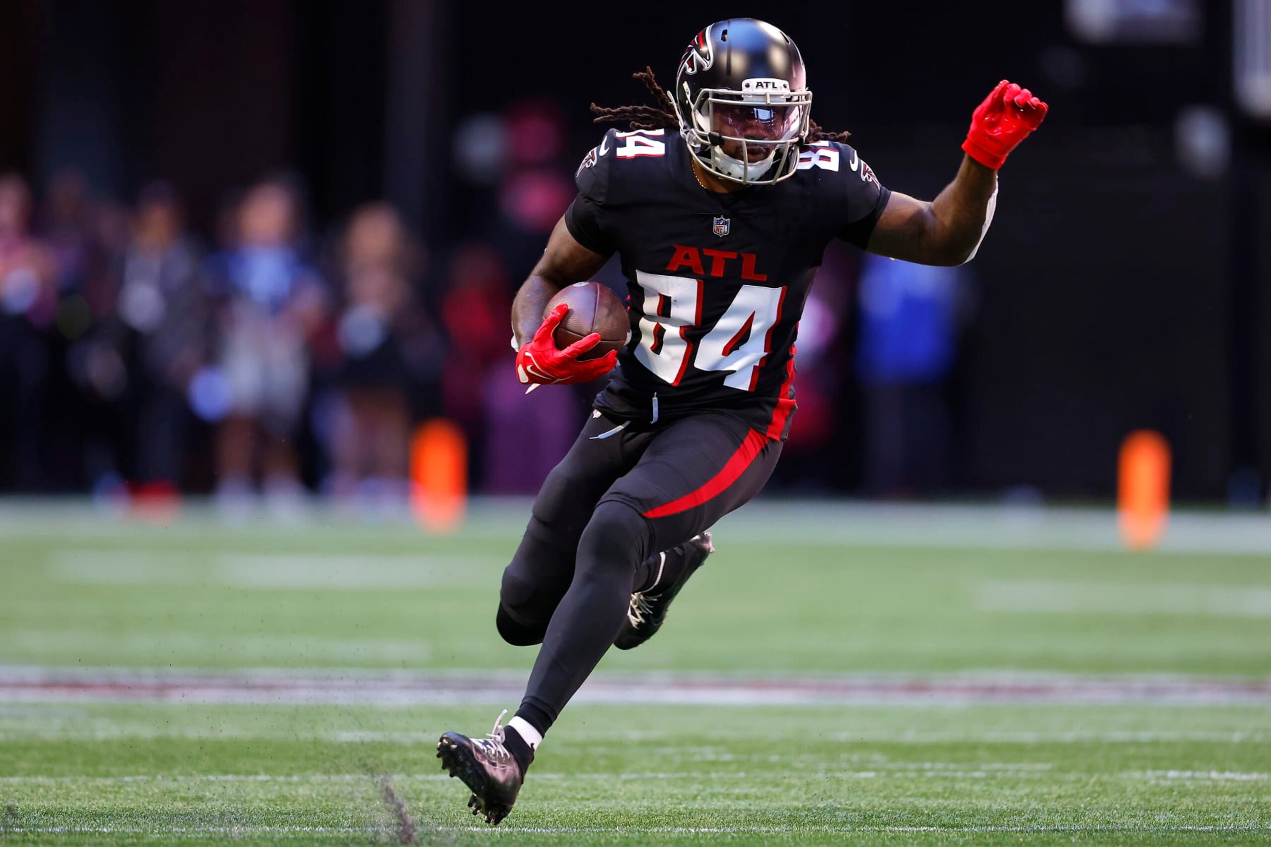 ATLANTA, GEORGIA - OCTOBER 02: Cordarrelle Patterson #84 of the Atlanta Falcons rushes the ball in the first quarter of the game against the Cleveland Browns at Mercedes-Benz Stadium on October 02, 2022 in Atlanta, Georgia. (Photo by Todd Kirkland/Getty Images)