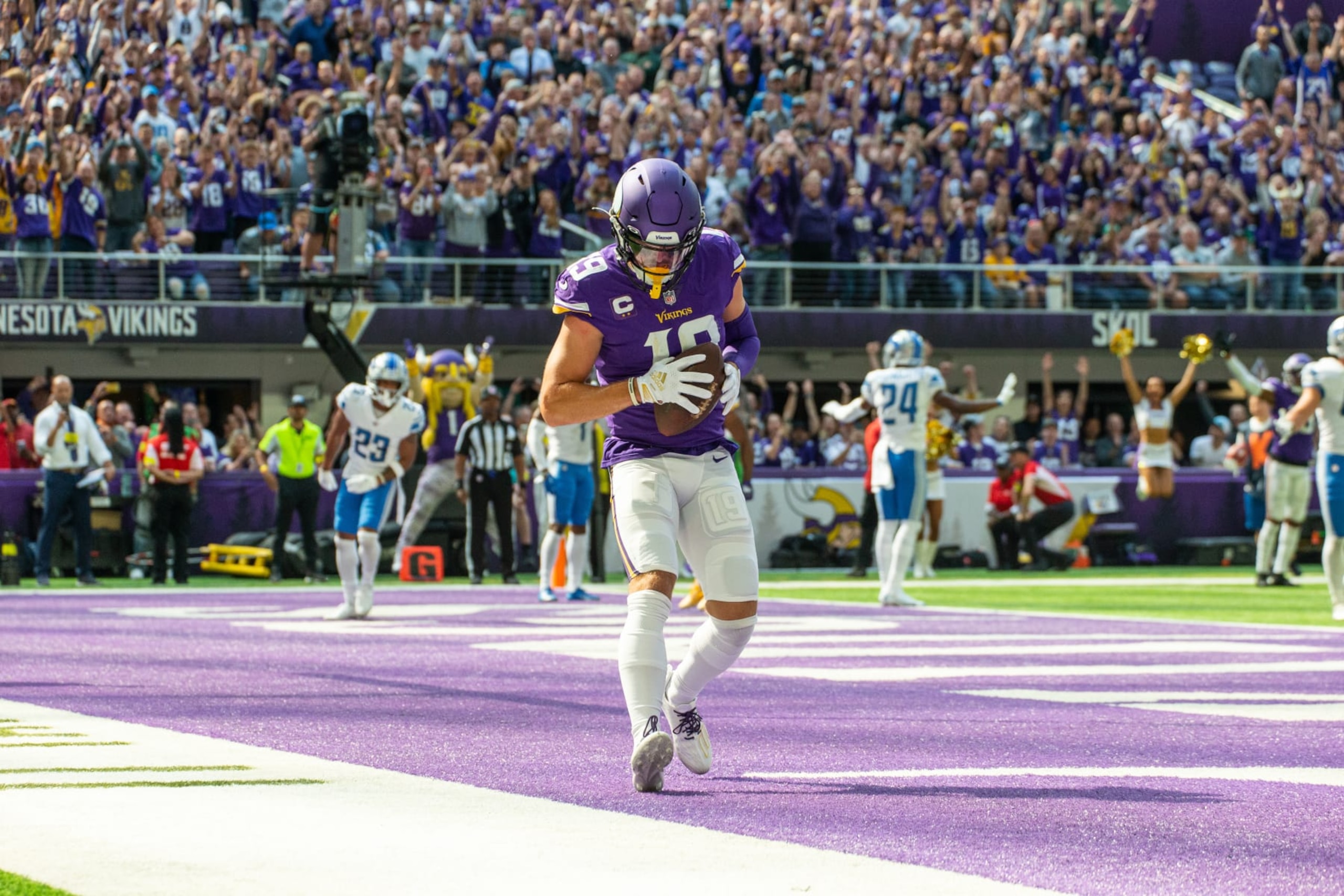 MINNEAPOLIS, MN - SEPTEMBER 25: Minnesota Vikings Wide Receiver Adam Thielen (19) catches a touchdown pass during the NFL game between the Detroit Lions and the Minnesota Vikings on September 25th, 2022, at U.S. Bank Stadium in Minneapolis, MN. (Photo by Bailey Hillesheim/Icon Sportswire via Getty Images)