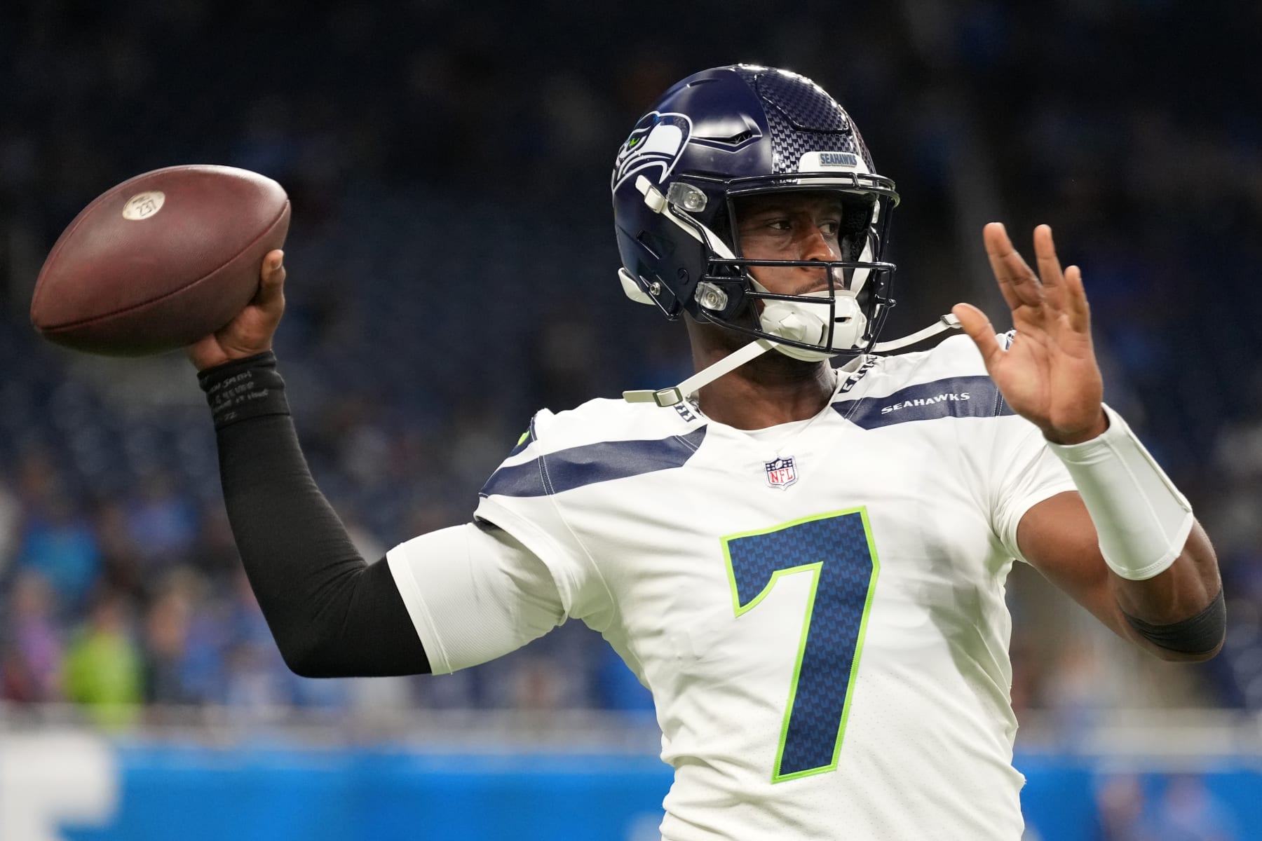 DETROIT, MICHIGAN - OCTOBER 02: Geno Smith #7 of the Seattle Seahawks warms up before the game against the Detroit Lions at Ford Field on October 02, 2022 in Detroit, Michigan. (Photo by Nic Antaya/Getty Images)