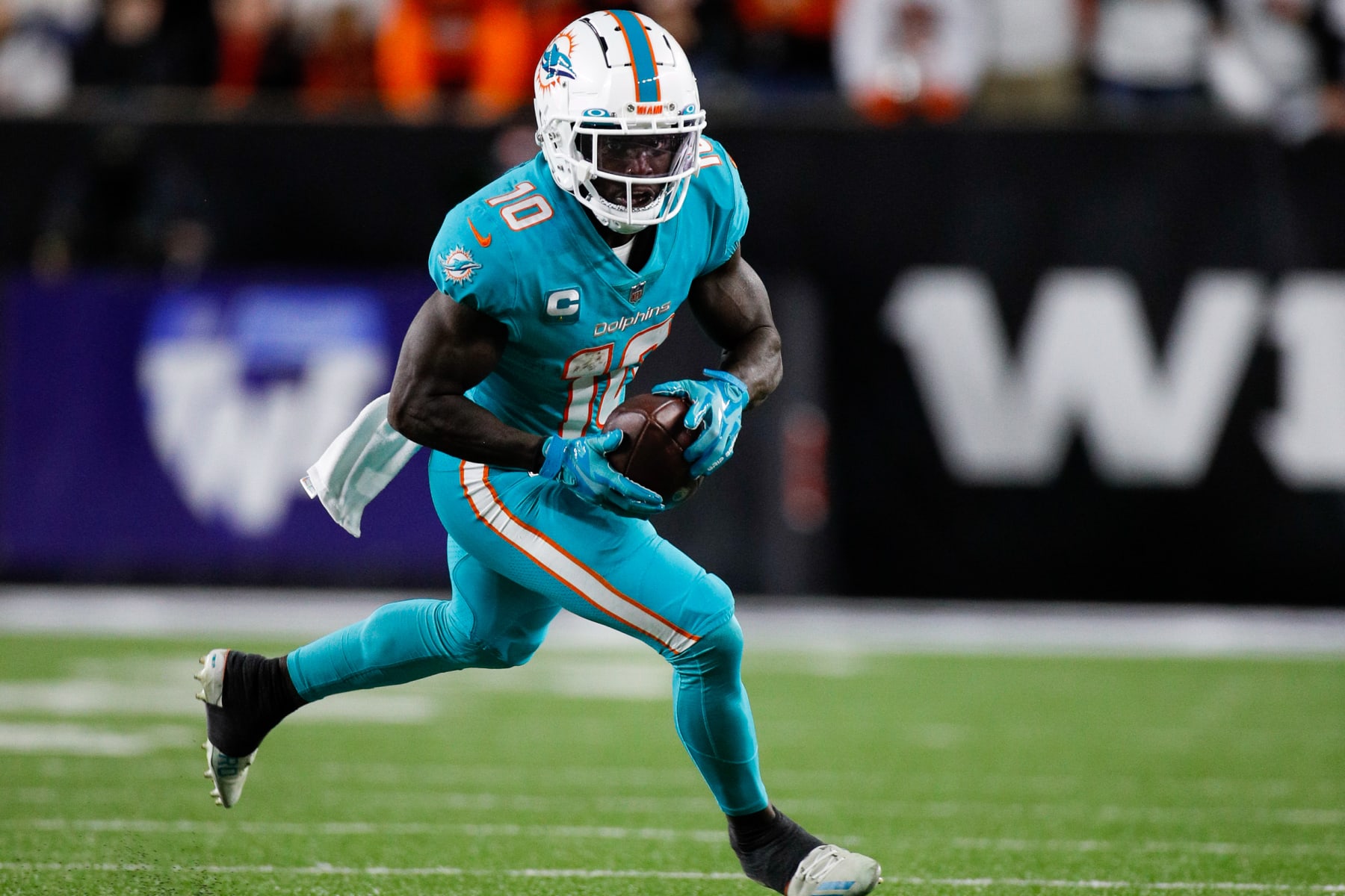 CINCINNATI, OH - SEPTEMBER 29: Miami Dolphins wide receiver Tyreek Hill (10) carries the ball during the game against the Miami Dolphins and the Cincinnati Bengals on September 29, 2022, at Paycor Stadium in Cincinnati, OH.  (Photo by Ian Johnson/Icon Sportswire via Getty Images)