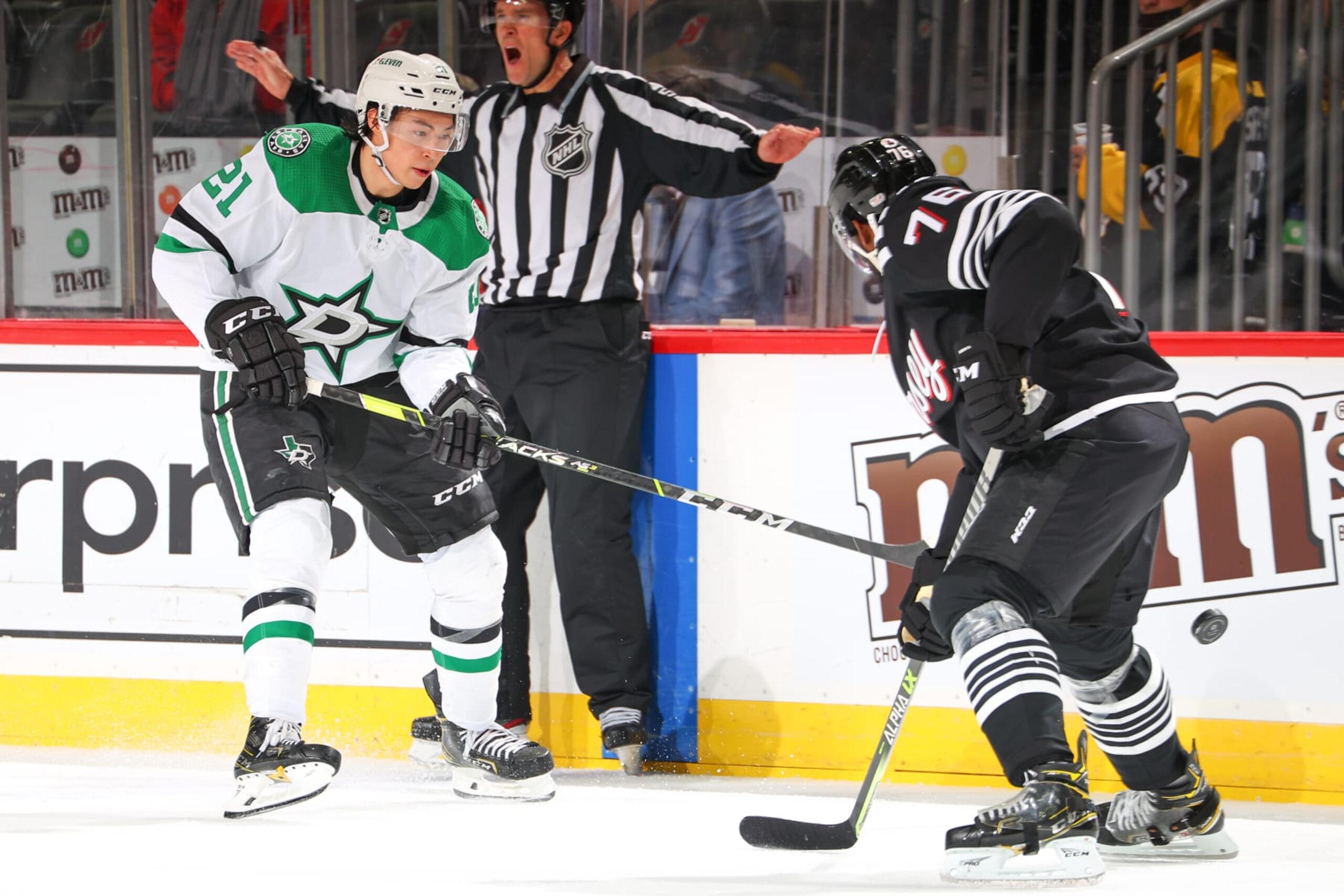 NEWARK, NJ - JANUARY 25:  Jason Robertson #21 of the Dallas Stars skates during the game against the New Jersey Devils on January 25, 2022 at the Prudential Center in Newark, New Jersey.  (Photo by Rich Graessle/Getty Images)