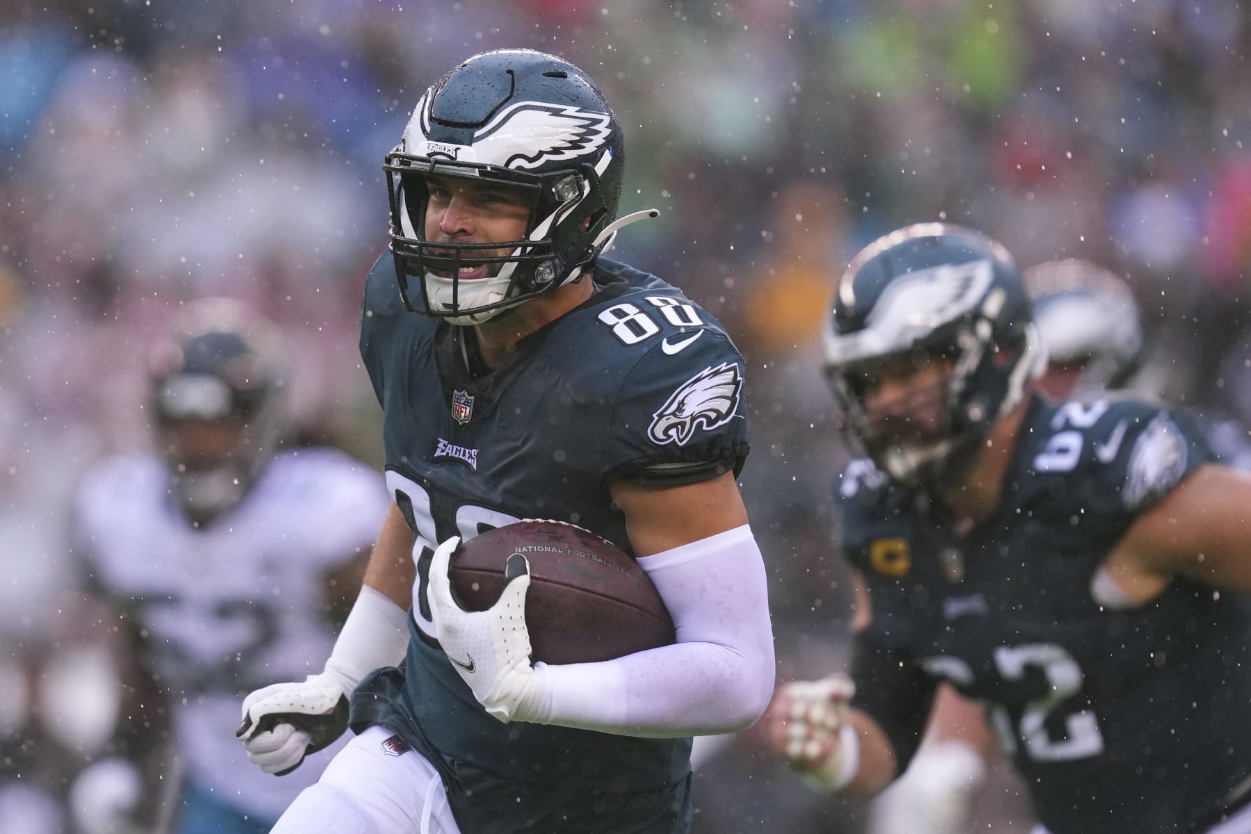 PHILADELPHIA, PA - OCTOBER 02: Dallas Goedert #88 of the Philadelphia Eagles runs with the ball against the Jacksonville Jaguars at Lincoln Financial Field on October 2, 2022 in Philadelphia, Pennsylvania. (Photo by Mitchell Leff/Getty Images)