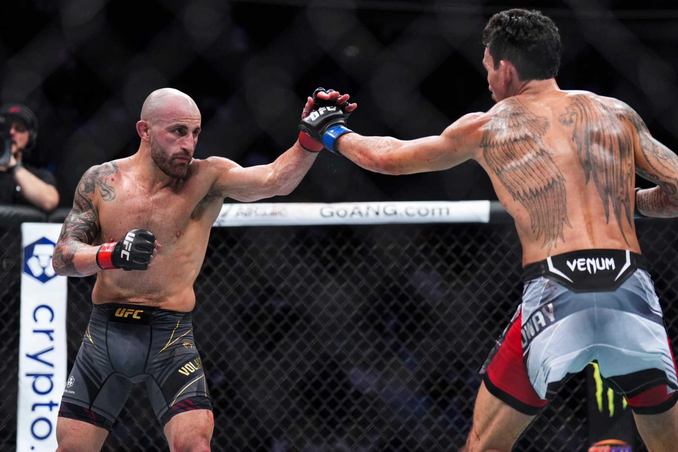 LAS VEGAS, NEVADA - JULY 02: (L-R) Alexander Volkanovski of Australia and Max Holloway tough gloves in the UFC featherweight championship fight during the UFC 276 event at T-Mobile Arena on July 02, 2022 in Las Vegas, Nevada. (Photo by Chris Unger/Zuffa LLC) LAS VEGAS, NEVADA - JULY 02: (L-R) Alexander Volkanovski of Australia and Max Holloway tough gloves in the UFC featherweight championship fight during the UFC 276 event at T-Mobile Arena on July 02, 2022 in Las Vegas, Nevada. (Photo by Chris Unger/Zuffa LLC)