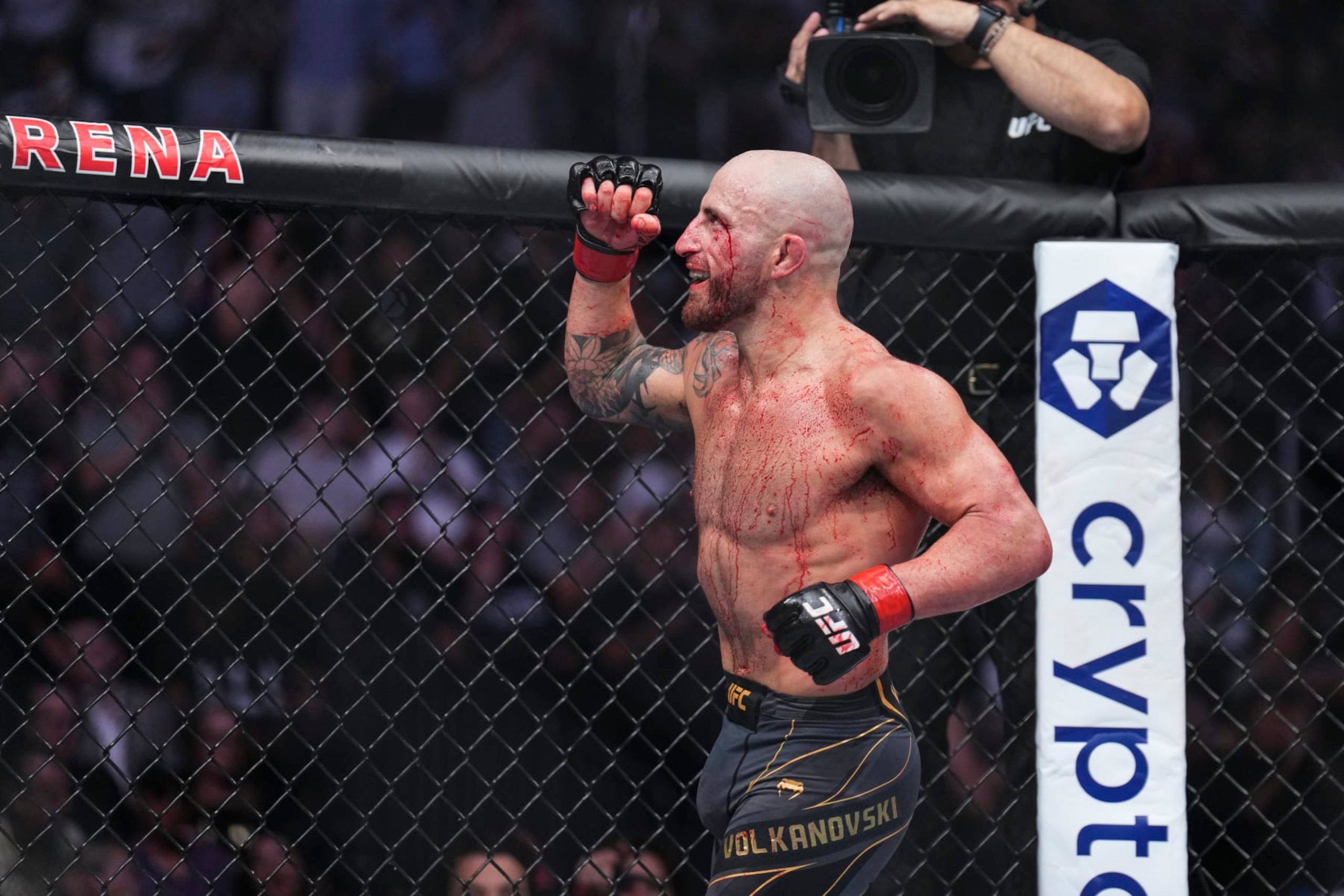 LAS VEGAS, NEVADA - JULY 02: Alexander Volkanovski of Australia reacts to his win over Max Holloway in the UFC featherweight championship fight during the UFC 276 event at T-Mobile Arena on July 02, 2022 in Las Vegas, Nevada. (Photo by Chris Unger/Zuffa LLC) LAS VEGAS, NEVADA - JULY 02: Alexander Volkanovski of Australia reacts to his win over Max Holloway in the UFC featherweight championship fight during the UFC 276 event at T-Mobile Arena on July 02, 2022 in Las Vegas, Nevada. (Photo by Chris Unger/Zuffa LLC)