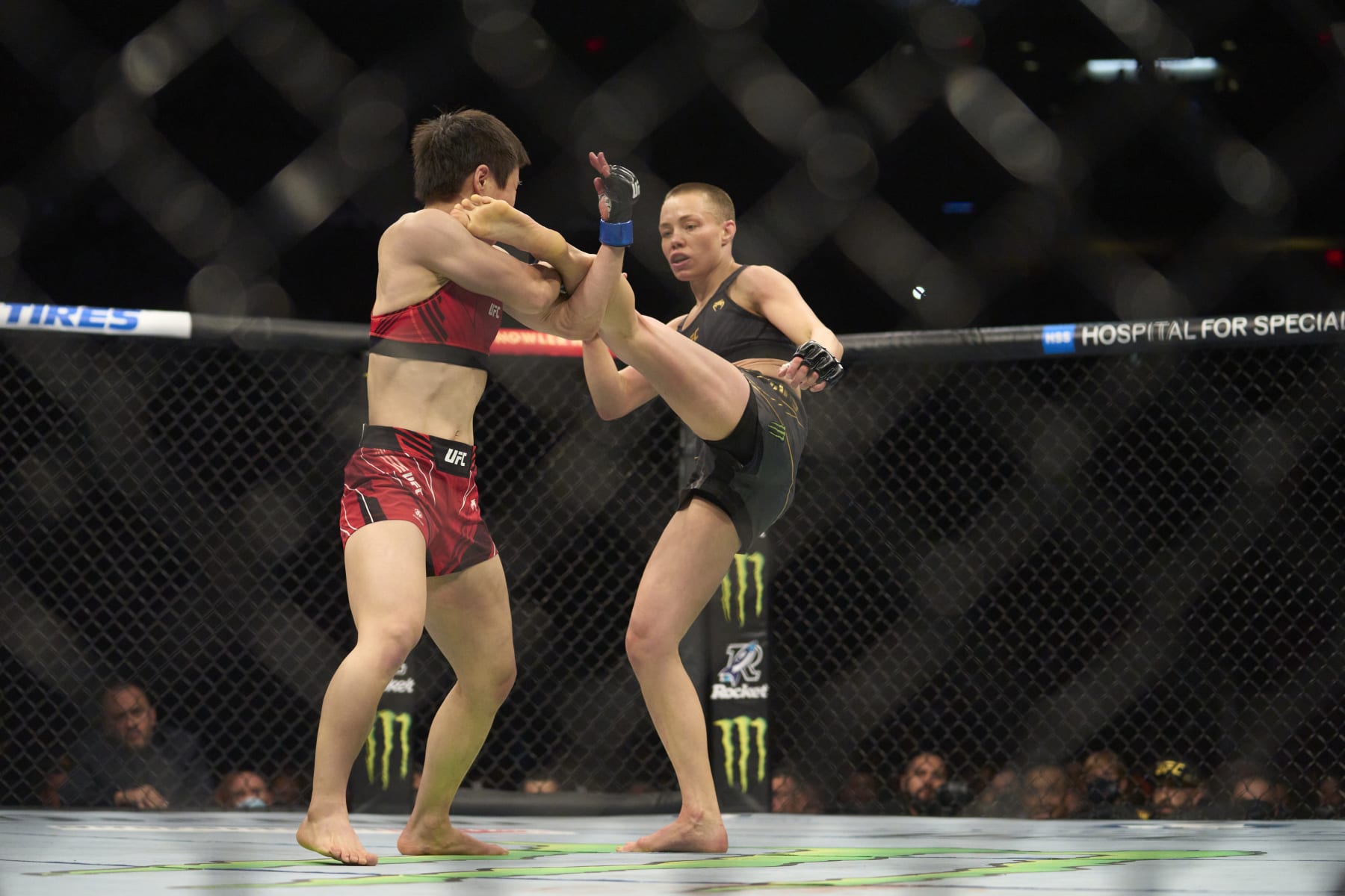 Mixed Martial Arts: UFC 268 Women's Strawweight: Rose Namajunas (R) in action vs Zhang Weili at Madison Square Garden. New York ,NY 11/6/2021 CREDIT: Erick W. Rasco (Erick W. Rasco/Sports Illustrrated/Getty Images) (Set Number: X163858 TK2)