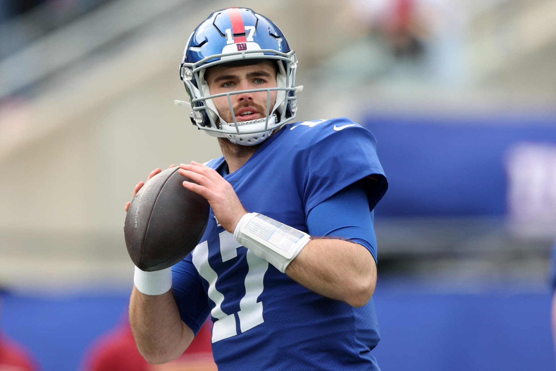 EAST RUTHERFORD, NEW JERSEY - JANUARY 09: Jake Fromm #17 of the New York Giants warms up before the game against the Washington Football Team at MetLife Stadium on January 09, 2022 in East Rutherford, New Jersey. (Photo by Elsa/Getty Images)