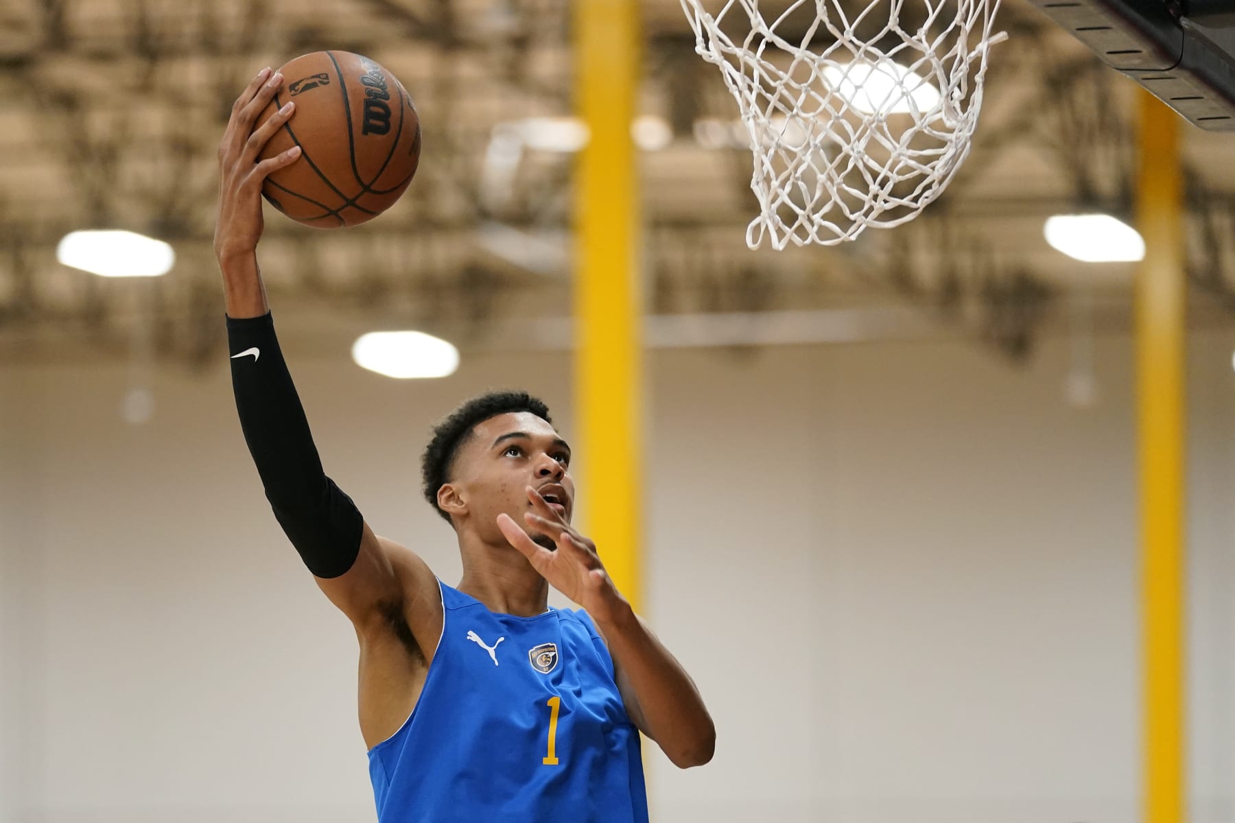 Boulogne-Levallois Metropolitans 92's Victor Wembanyama takes part in drills during a team practice, Monday, Oct. 3, 2022, in Las Vegas. (AP Photo/Abbie Parr)