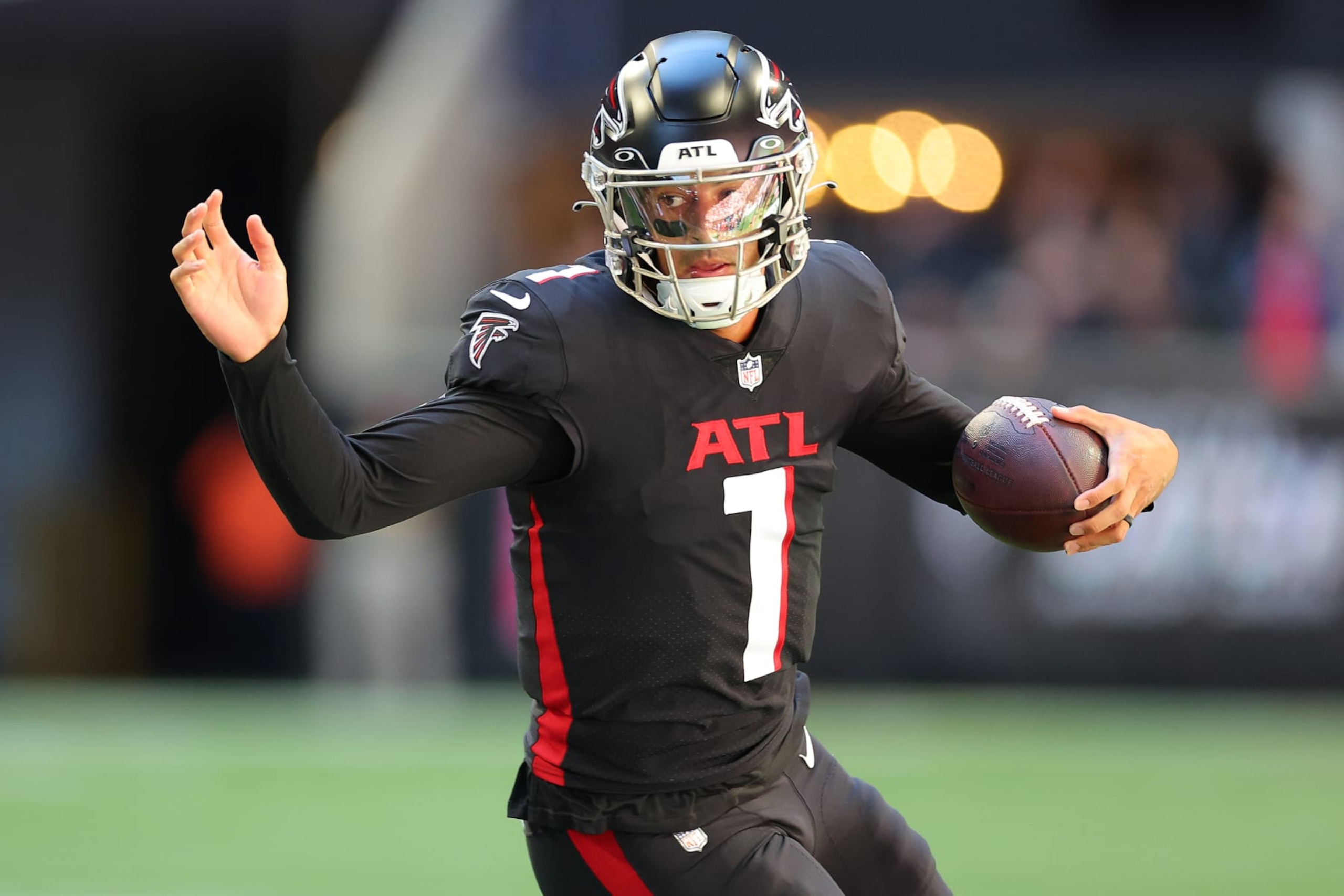 ATLANTA, GEORGIA - OCTOBER 02: Marcus Mariota #1 of the Atlanta Falcons runs with the ball against the Cleveland Browns during the first quarter at Mercedes-Benz Stadium on October 02, 2022 in Atlanta, Georgia. (Photo by Kevin C. Cox/Getty Images)