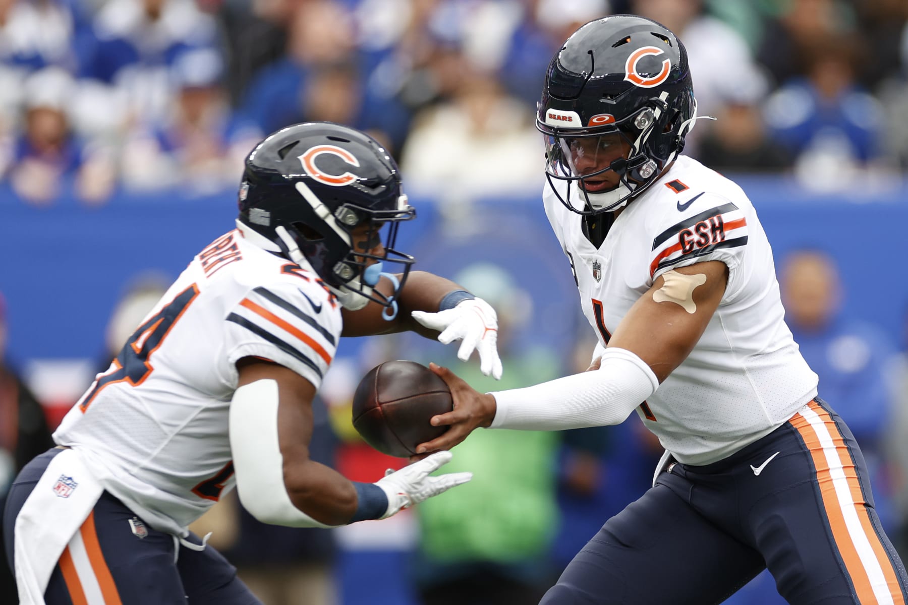 EAST RUTHERFORD, NEW JERSEY - OCTOBER 02: Justin Fields #1 of the Chicago Bears passes the ball to Khalil Herbert #24 during the first half of the game against the New York Giants at MetLife Stadium on October 02, 2022 in East Rutherford, New Jersey. (Photo by Sarah Stier/Getty Images)