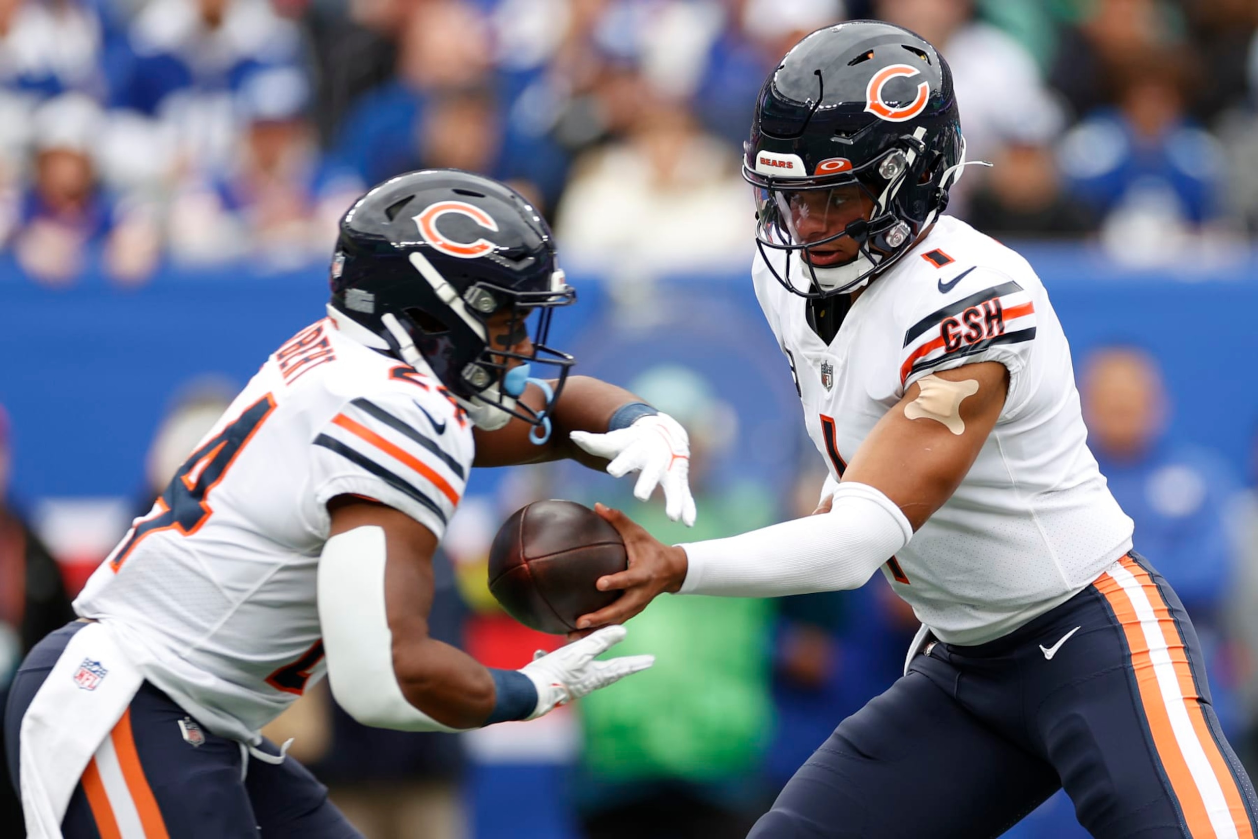 EAST RUTHERFORD, NEW JERSEY - OCTOBER 02: Justin Fields #1 of the Chicago Bears passes the ball to Khalil Herbert #24 during the first half of the game against the New York Giants at MetLife Stadium on October 02, 2022 in East Rutherford, New Jersey. (Photo by Sarah Stier/Getty Images)
