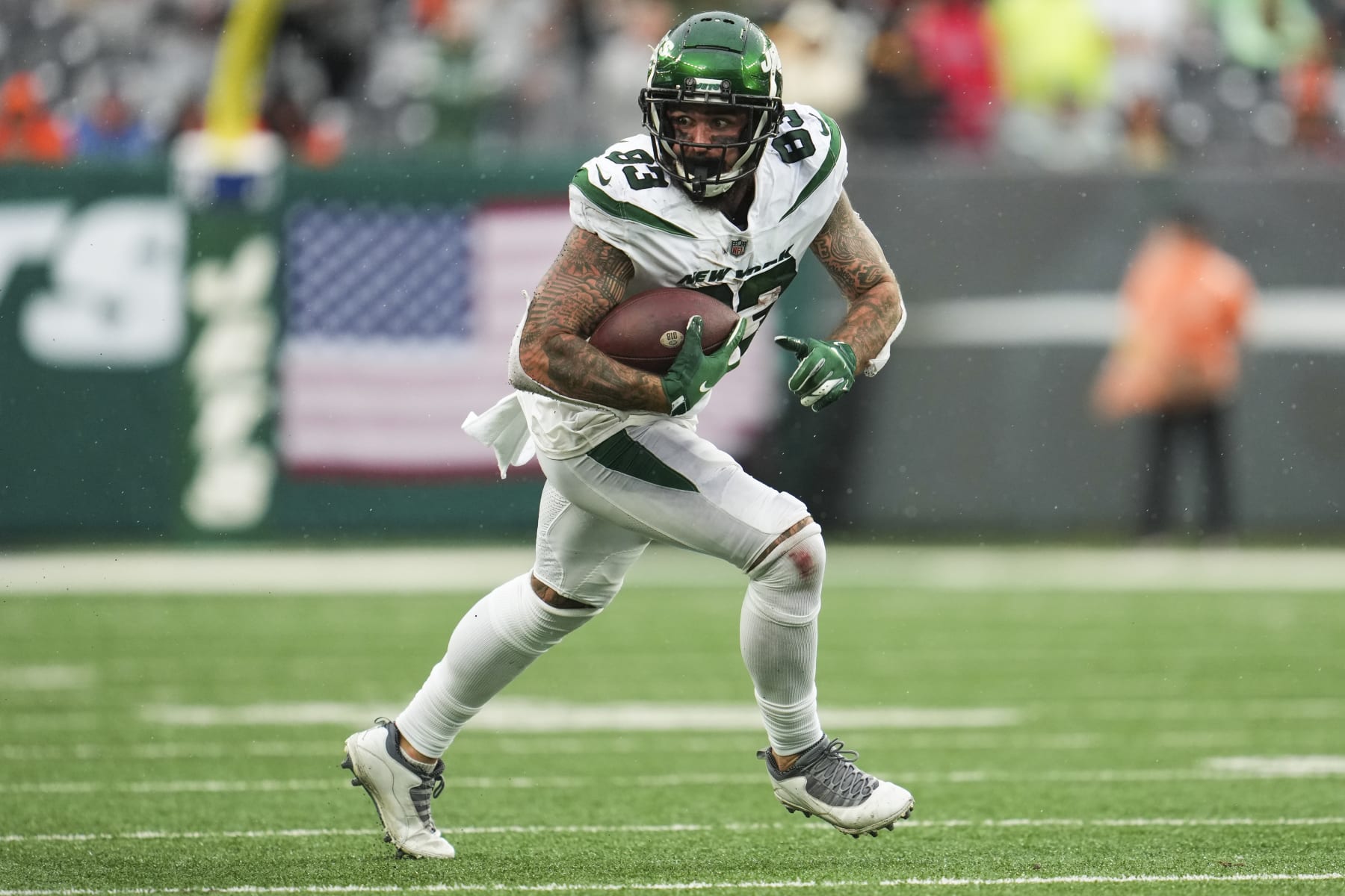 EAST RUTHERFORD, NJ - SEPTEMBER 25: Tyler Conklin #83 of the New York Jets runs the ball against the Cincinnati Bengals at MetLife Stadium on September 25, 2022 in East Rutherford, New Jersey. (Photo by Cooper Neill/Getty Images)