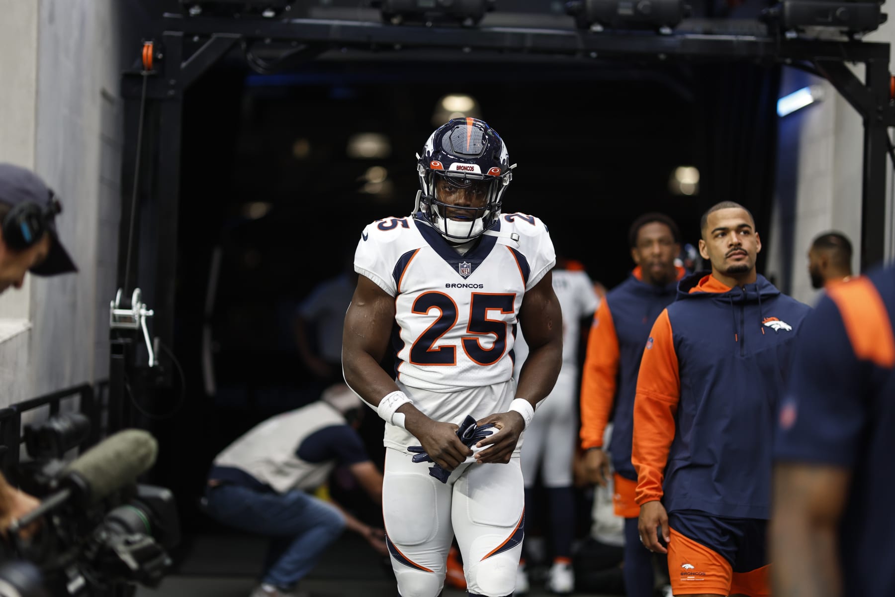 LAS VEGAS, NEVADA - OCTOBER 02: Melvin Gordon III #25 of the Denver Broncos takes the field prior to an NFL football game between the Las Vegas Raiders and the Denver Broncos at Allegiant Stadium on October 02, 2022 in Las Vegas, Nevada. (Photo by Michael Owens/Getty Images)