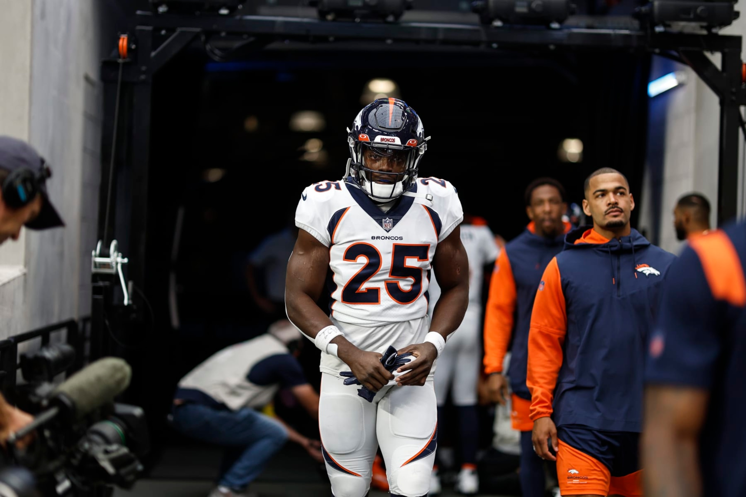 LAS VEGAS, NEVADA - OCTOBER 02: Melvin Gordon III #25 of the Denver Broncos takes the field prior to an NFL football game between the Las Vegas Raiders and the Denver Broncos at Allegiant Stadium on October 02, 2022 in Las Vegas, Nevada. (Photo by Michael Owens/Getty Images)