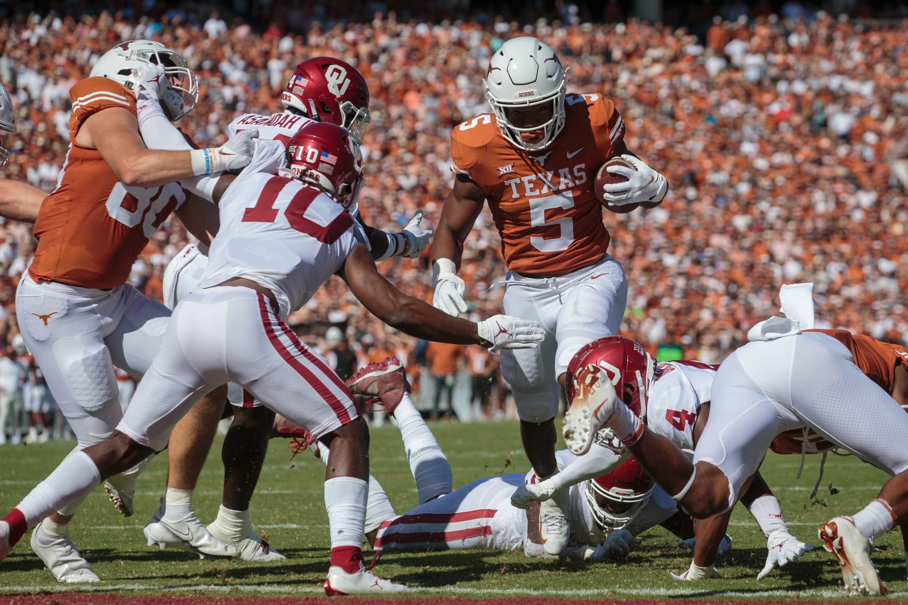 DALLAS, TX - OCTOBER 09: Texas Longhorns running back Bijan Robinson (5) runs the ball against the Oklahoma Sooners on October 9th, 2021 at Cotton Bowl Stadium in Dallas, Texas. (Photo by William Purnell/Icon Sportswire via Getty Images)