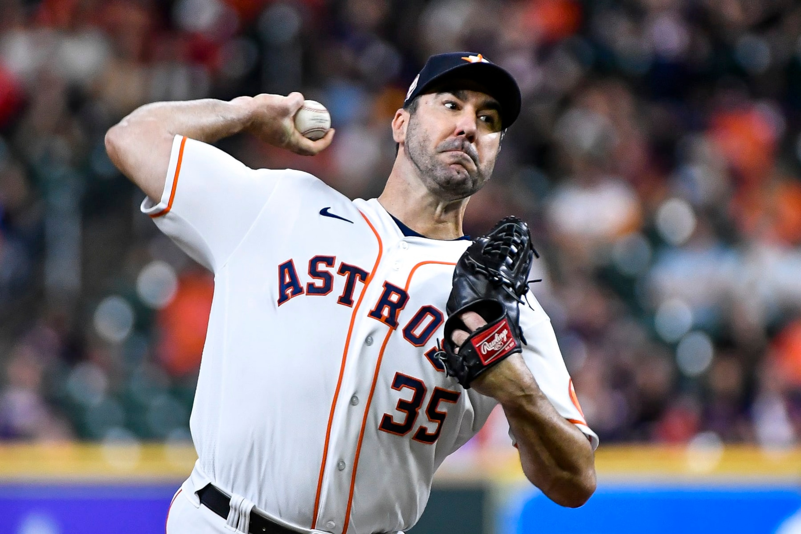 HOUSTON, TEXAS - OCTOBER 04: Justin Verlander #35 of the Houston Astros pitches in the first inning against the Philadelphia Phillies at Minute Maid Park on October 04, 2022 in Houston, Texas. (Photo by Logan Riely/Getty Images)