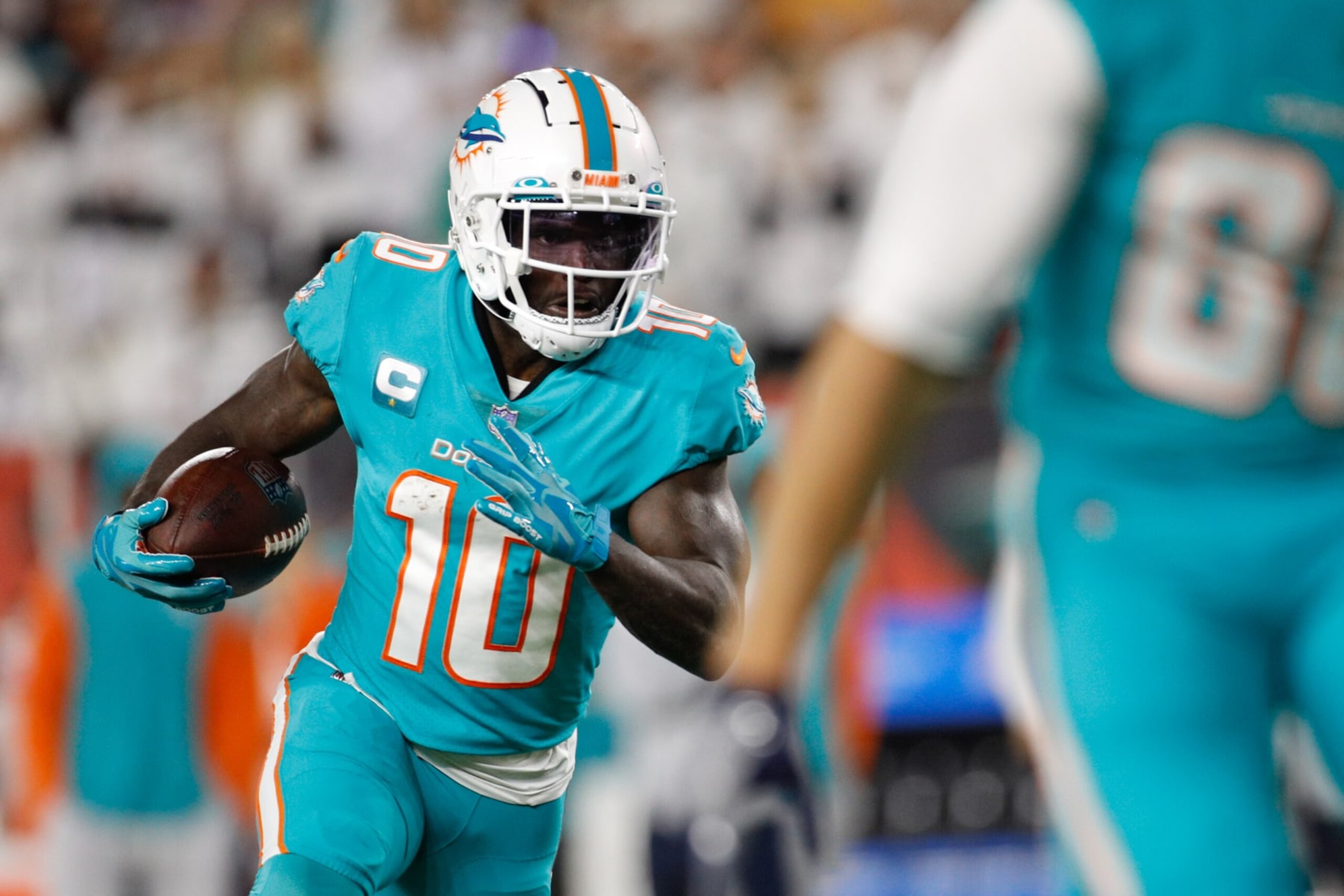 CINCINNATI, OH - SEPTEMBER 29: Miami Dolphins wide receiver Tyreek Hill (10) carries the ball during the game against the Miami Dolphins and the Cincinnati Bengals on September 29, 2022, at Paycor Stadium in Cincinnati, OH.  (Photo by Ian Johnson/Icon Sportswire via Getty Images