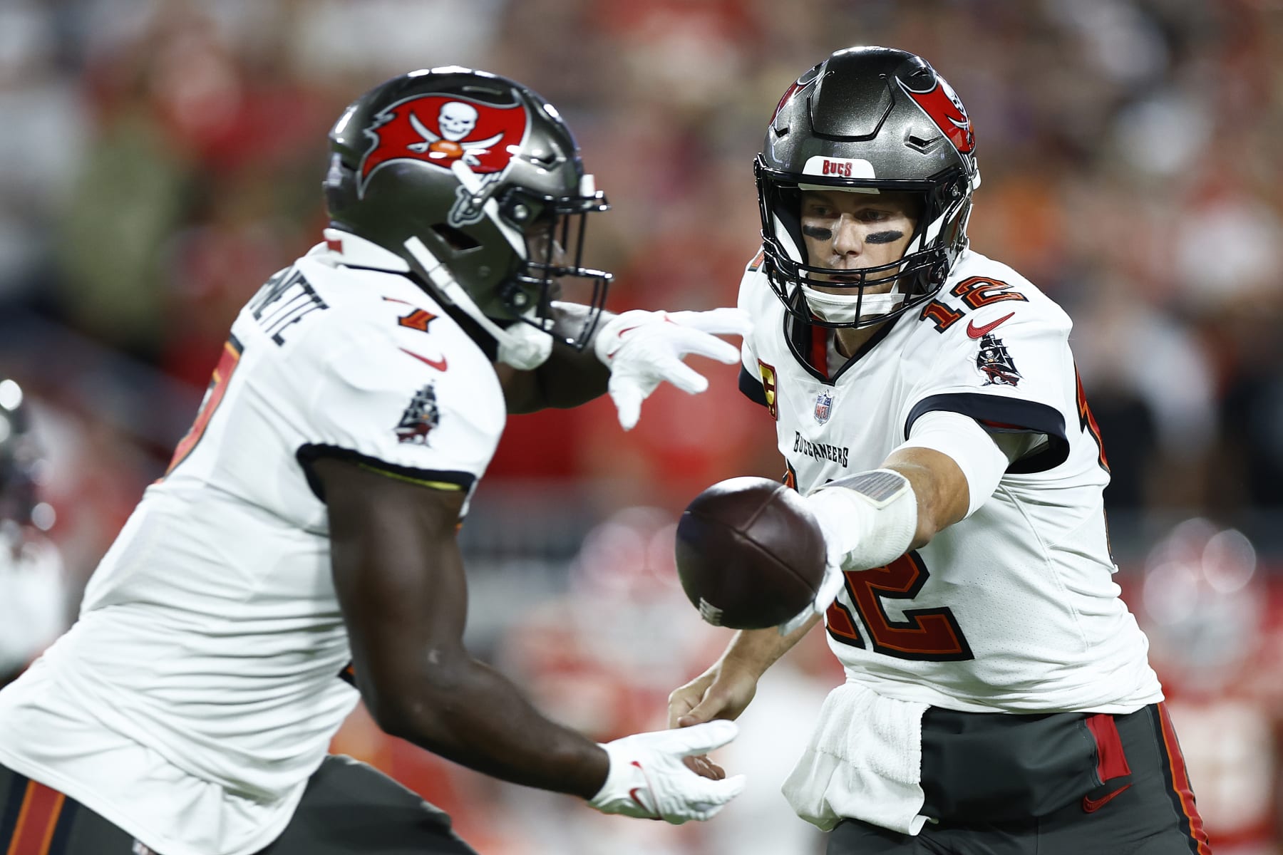 TAMPA, FLORIDA - OCTOBER 02: Tom Brady #12 of the Tampa Bay Buccaneers hands the ball off to Leonard Fournette #7 against the Kansas City Chiefs during the first quarter at Raymond James Stadium on October 02, 2022 in Tampa, Florida. (Photo by Douglas P. DeFelice/Getty Images)