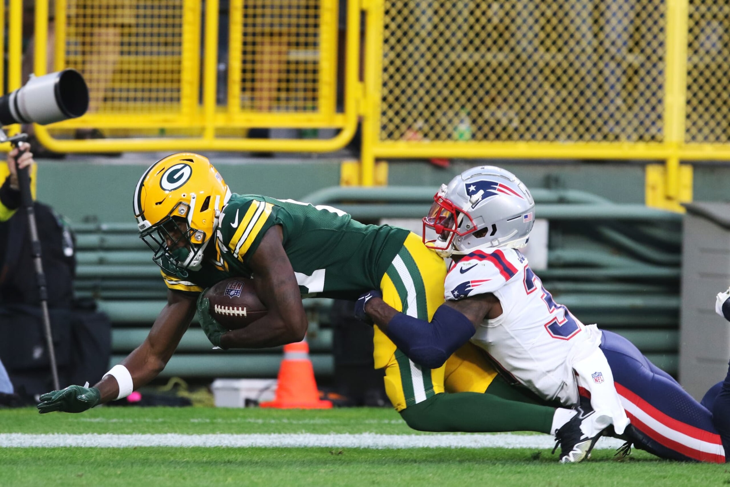 GREEN BAY, WI - OCTOBER 02: Green Bay Packers wide receiver Romeo Doubs (87) drops a ball on the way to the ground during a game between the Green Bay Packers and the New England Patriots at Lambeau Field on October 2, 2022 in Green Bay, WI. (Photo by Larry Radloff/Icon Sportswire via Getty Images) GREEN BAY, WI - OCTOBER 02: Green Bay Packers wide receiver Romeo Doubs (87) drops a ball on the way to the ground during a game between the Green Bay Packers and the New England Patriots at Lambeau Field on October 2, 2022 in Green Bay, WI. (Photo by Larry Radloff/Icon Sportswire via Getty Images)