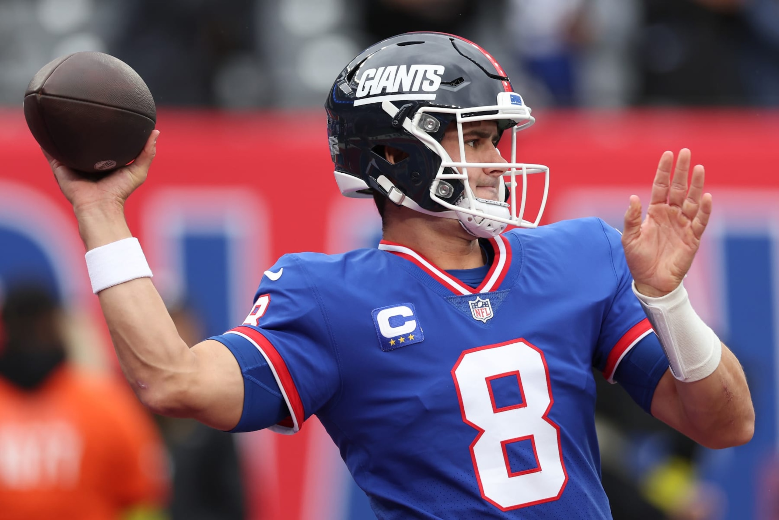 EAST RUTHERFORD, NEW JERSEY - OCTOBER 02: Daniel Jones #8 of the New York Giants warms up before the game against the Chicago Bears at MetLife Stadium on October 02, 2022 in East Rutherford, New Jersey. (Photo by Al Bello/Getty Images)