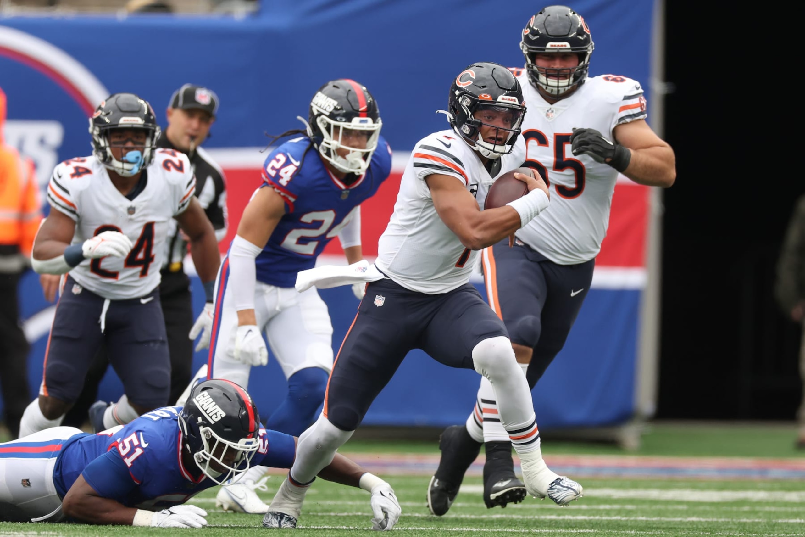 EAST RUTHERFORD, NEW JERSEY - OCTOBER 02: Justin Fields #1 of the Chicago Bears runs with the ball against Azeez Ojulari #51 of the New York Giants during the second quarter at MetLife Stadium on October 02, 2022 in East Rutherford, New Jersey. (Photo by Al Bello/Getty Images)