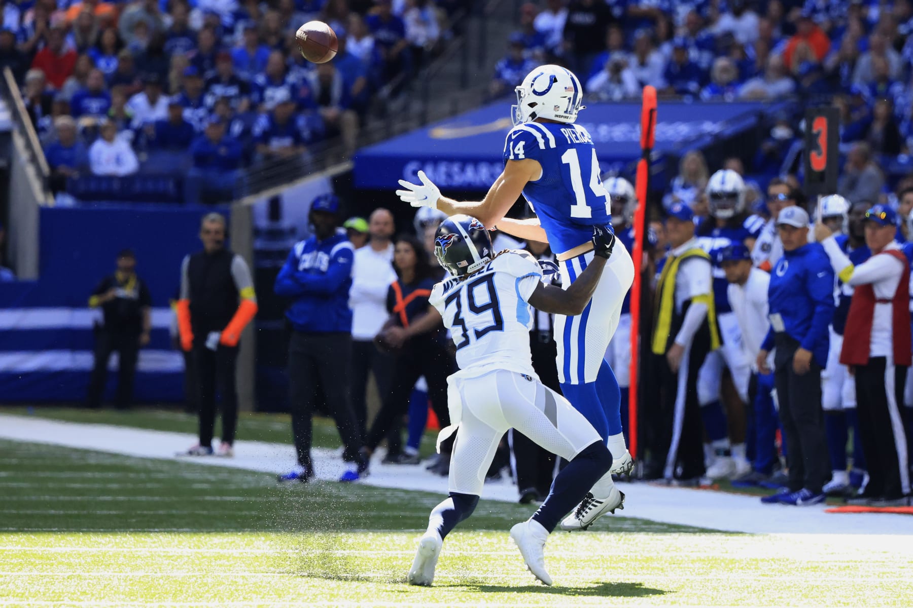 INDIANAPOLIS, INDIANA - OCTOBER 02: Alec Pierce #14 of the Indianapolis Colts catches a pass in front of Terrance Mitchell #39 of the Tennessee Titans during the third quarter at Lucas Oil Stadium on October 02, 2022 in Indianapolis, Indiana. (Photo by Justin Casterline/Getty Images)