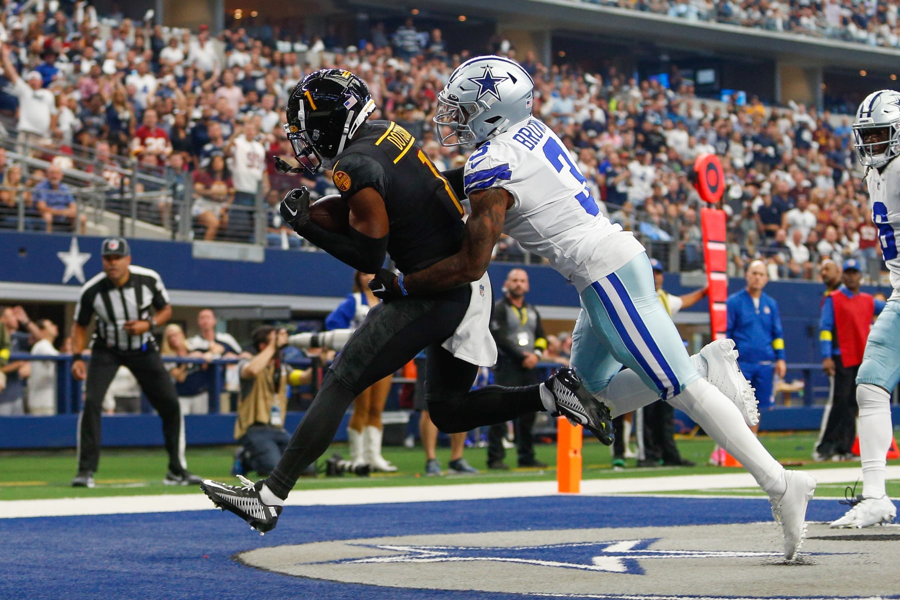ARLINGTON, TX - OCTOBER 02: Washington Commanders Wide Receiver Jahan Dotson (1) makes a touchdown reception during the game between the Washington Commanders and Dallas Cowboys on October 2, 2022 at AT&T Stadium in Arlington, TX.  (Photo by Andrew Dieb/Icon Sportswire via Getty Images)