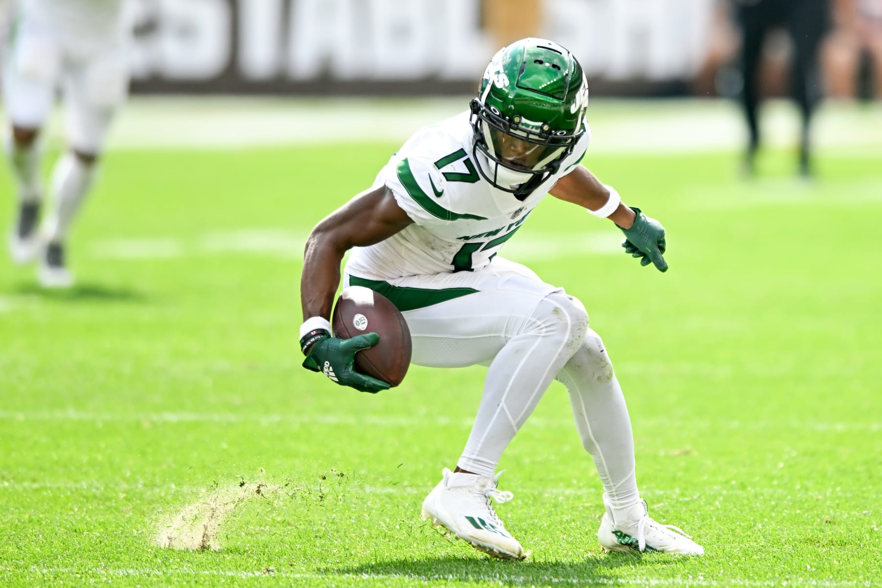CLEVELAND, OH - SEPTEMBER 18: Garrett Wilson #17 of the New York Jets carries the ball during the second half against the Cleveland Browns at FirstEnergy Stadium on September 18, 2022 in Cleveland, Ohio. (Photo by Nick Cammett/Diamond Images via Getty Images)