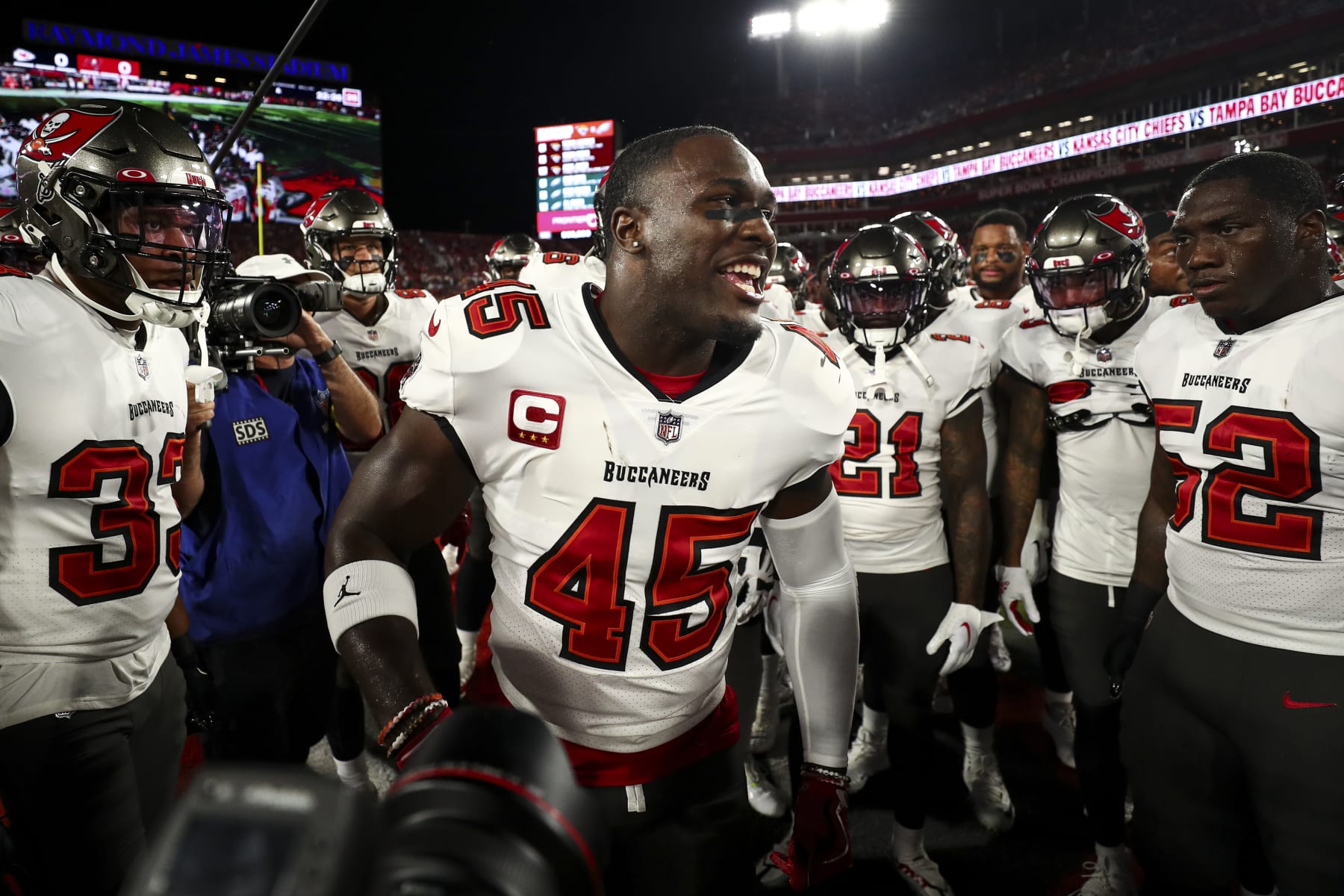 TAMPA, FL - OCTOBER 2: Devin White #45 of the Tampa Bay Buccaneers gives a speech in the team huddle prior to an NFL football game against the Kansas City Chiefs at Raymond James Stadium on October 2, 2022 in Tampa, Florida. (Photo by Kevin Sabitus/Getty Images)