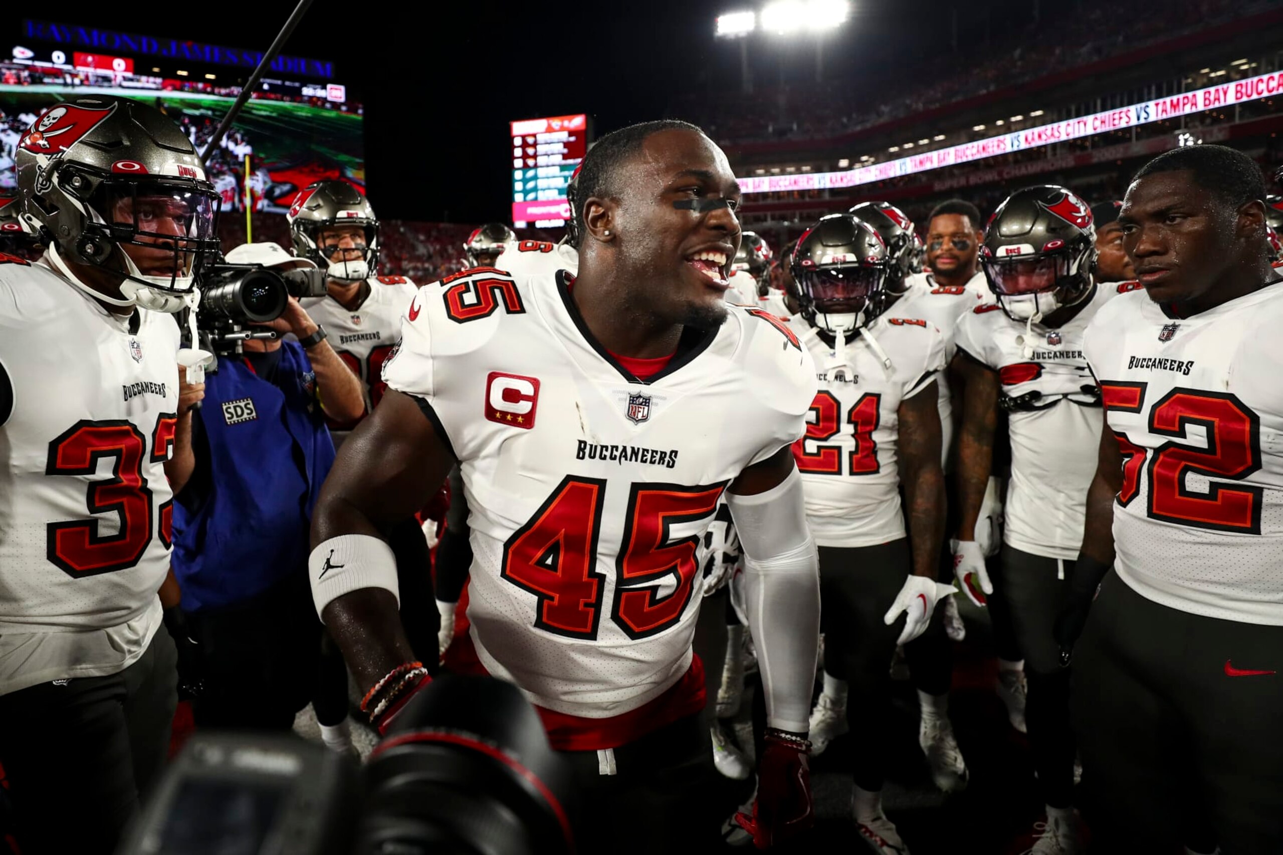 TAMPA, FL - OCTOBER 2: Devin White #45 of the Tampa Bay Buccaneers gives a speech in the team huddle prior to an NFL football game against the Kansas City Chiefs at Raymond James Stadium on October 2, 2022 in Tampa, Florida. (Photo by Kevin Sabitus/Getty Images)